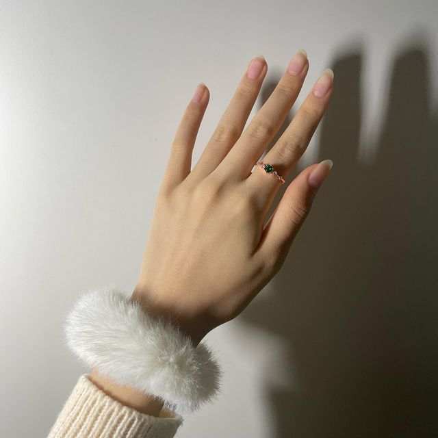 하율(코튼) on Instagram: "오랜만에 집에서 촬영📷

#협찬 #dm환영 #협찬모집 #jewelry #nails #ring #dalmory #손모델 #부분모델 #손 #네일아트"