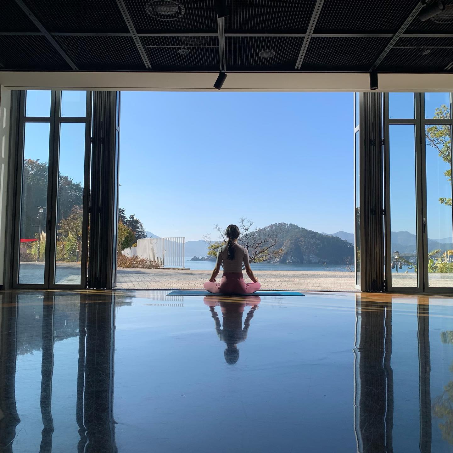 간만에 요가복 꺼내입고 
바다소리들으며 모닝요가🧘‍♀️

구석구석 풀리네 바람도시원하고 내몸도 시원하고
요가도 요가지만 바다뷰 너머좋댜,,,💓

#벨버디어 #벨버디어거제 #벨버디어웰니스 #모닝요가 #남매맘