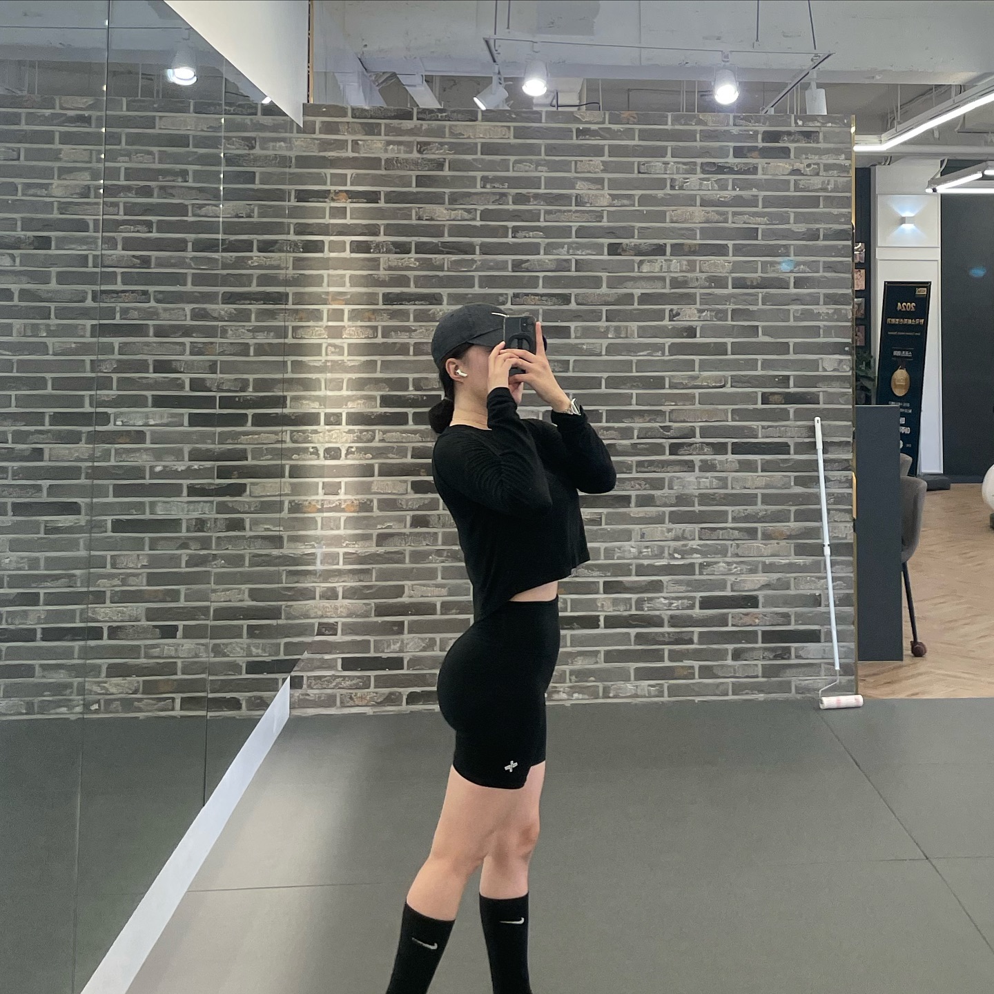 #아침운동인증 #주말운동
✅ 하체 70완료!
-
오늘도 헬장으로 왕복 걷고 웨이트 후 
날씨 좋아서 광교호수공원 산책까지 완료!!
은근 걸었는지 발바닥이 마니 아프네요🥹
낼 또 운동을 위해 일찍 자볼게요!!🫡
-
낼 이전 피드 답방 모두 가겠습니다..
인태기 오지 말자😳🥹
즐건 주말 마무리하세요🤍
-
1️⃣2️⃣ 오운완 #눈바디체크
4️⃣~8️⃣ 광교호수공원 힐링🍀