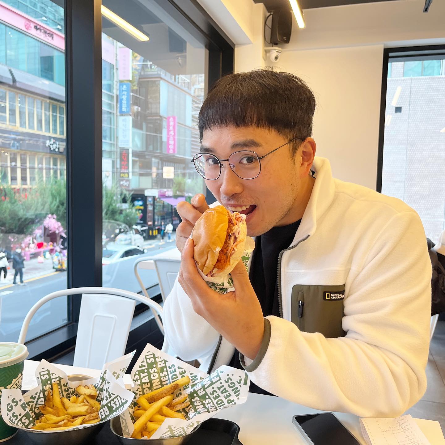 #협찬
우리부부가 너무 좋아하는 치킨버거 강남역맛집 
윙스탑 데이트💜

내 맘에 드는 빅플레이버 버거 9가지 중 선택이 가능하고
사이드 메뉴도 다양한 윙스탑

매일 매장에서 직접 만드는 랜치소스가 정말 맛있고
일단 야채가 신선해서 코울슬로가 너무 맛있는데
햄버거 안에 들어 있는데도 아삭함이 잘 느껴졌어요!

#강남버거#강남역버거#강남치킨맛집#치킨버거#미국버거#미국햄버거#강남맛집#윙스탑#빅플레이버버거#윙스탑버거#홈메이드랜치#코울슬로