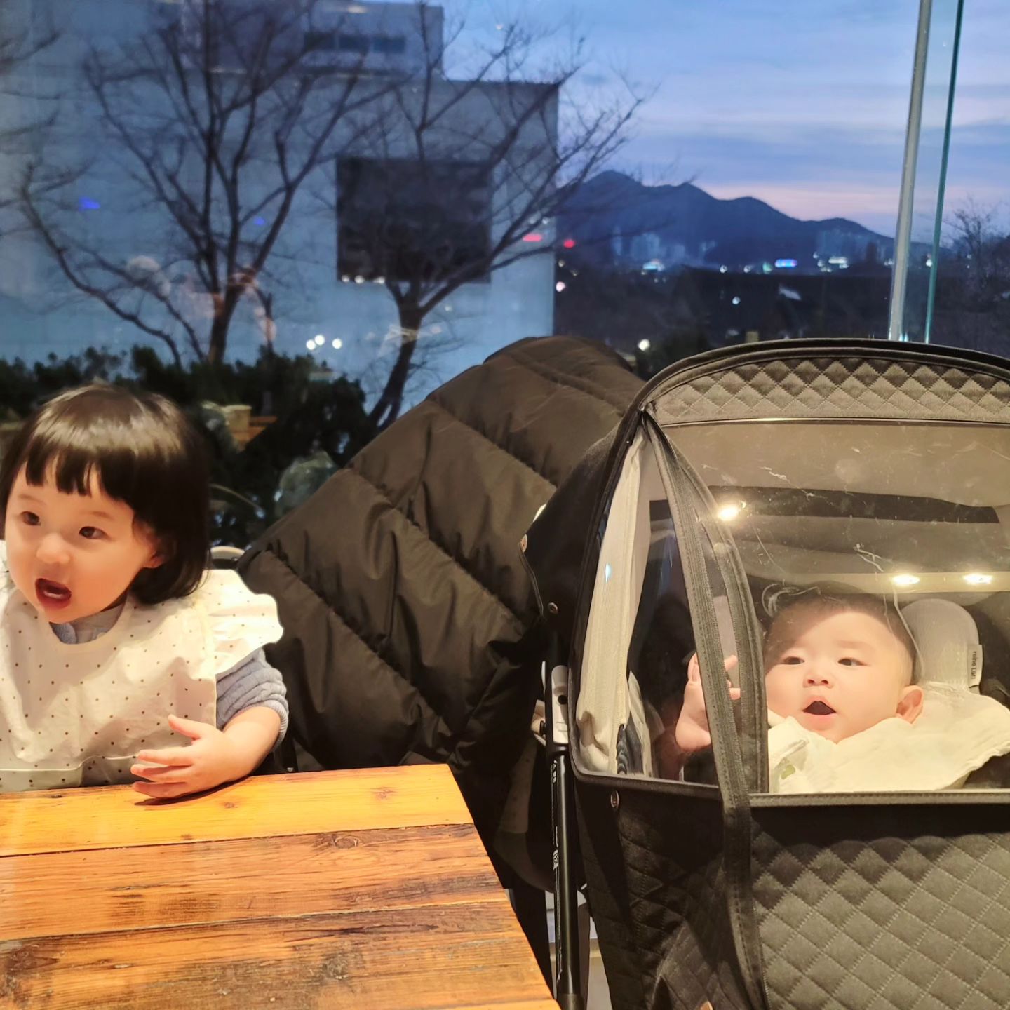 서아데리고 전주까지 와준 으네❤️ 곰아오
덕분에 귀요미들 데리구 잘놀았다 ㅎㅎ
투샷 넘 귀여워😍우리 딸랑구들 👍🏻.
.
.
.
.
.
#이제 #엄마들셀카 #없다 #온통 #아기들 #사진뿐 #엄마스타그램 #아기스타그램 #육아스타그램 #육아팅 
#육아맘 #딸맘 #친스타그램 #투샷 #한옥마을 #전주데이트 #기와 #라한호텔