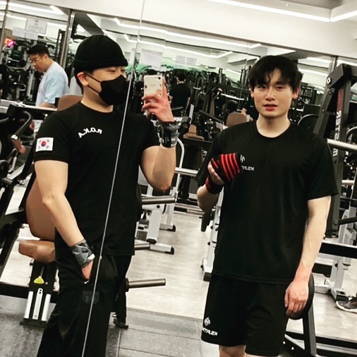 #오운완 

우연히 또 만난 minyeongjun0000 브로!!

똑같이 개슴데이라는 말에 파트너운동은 못참지🔥🔥🔥🔥🔥

늘 감사합니다 영준브로👍👍👍👍

다들 수요고개 넘으시느라 고생하셨습니다👏👏👏