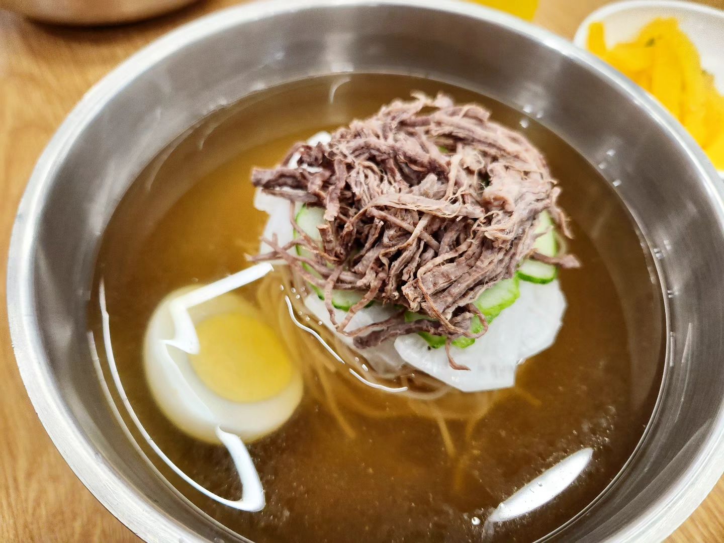 #평양냉면
#파주 #평양손만두
냉면 만둣국 둘다 맛있음.
냉면은 슴슴하면서도 평냉치고 간이 센편.
만둣국에 올라가는 매콤한 고명이 특이함. 고명 한 가닥 먼저 먹으면 매콤한 육포 같은게 소주 한 잔 생각남ㅎ