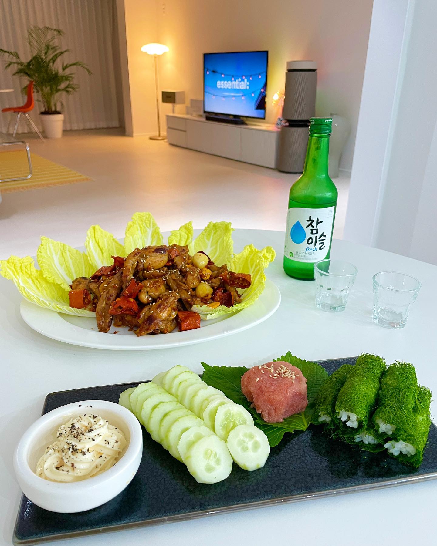 오늘의 술안주 🌿🤍
오랜만에 조용하게 둘만의 저녁식사💖
닭목살구이와 감태김밥 명란으로 간단한 술상 

사실 진짜 에어비엔비는 아니였고, 남는방이 있어서
지인이나 가족들이 놀러오면 자곤 한답니다✨
하루의 마무리는 축구로 💪🏻🖤⚽️

#술안주 #닭목살구이 #홈술집 #홈자카야
