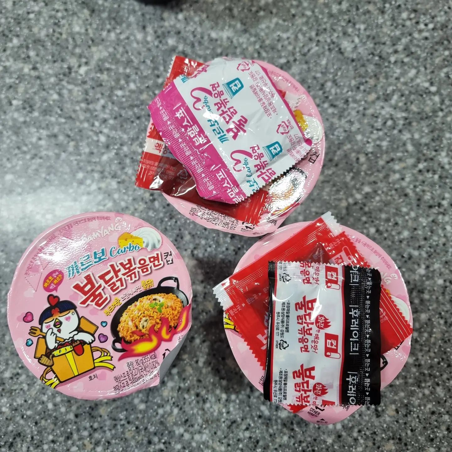 #협찬 불닭 게임 아시나요??

맛있게 !!! 그리고 재밋게 먹는
불닭볶음면!!! 

게임 이름은? #불닭꽃이피었습니다

몰래 여러가지 불닭중에 
다른 소스를 하나 넣어서 

서로 몰래 먹은 다음에 
다른걸 먹은 사람을 찾는 게임!

약간 마피아 게임 같기도 하구
연기력 게임 같기도 한 이것 👍👍

핵불닭볶음면 소스를 몰래
숨겨서 게임 진행하면
완전 스펙타클 하겠쥬?

playbuldak

#playbuldak #플레이불닭 #불닭게임 #불닭픽커 #불닭 #게임콘텐츠 #게임 #game #buldak #삼양식품 #불닭캠페인 #글로벌캠페인 #캠페인 #유튜브