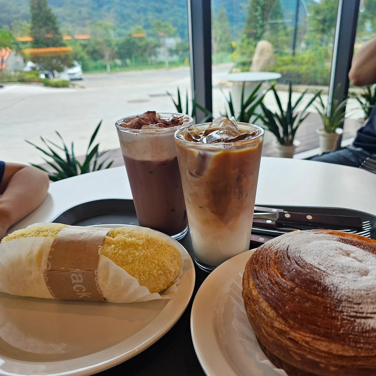 #팔공산카페 #루딕
빵 맛있는 베이커리카페 🥪🌭🥨🥖
대형카페라 자리걱정없구
탁 트인 뷰 보며 힐링 🌿
#팔공산루딕