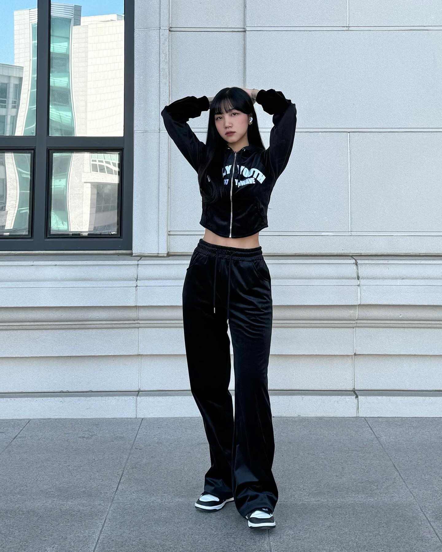 #협찬 yuwave_official 
🖤WAVE VELVET TRAINING

추워서 아무것도 하기 싫다🥶

#유웨이브 #yuwave #트레이닝 #트레이닝셋업 #벨벳 #벨벳셋업