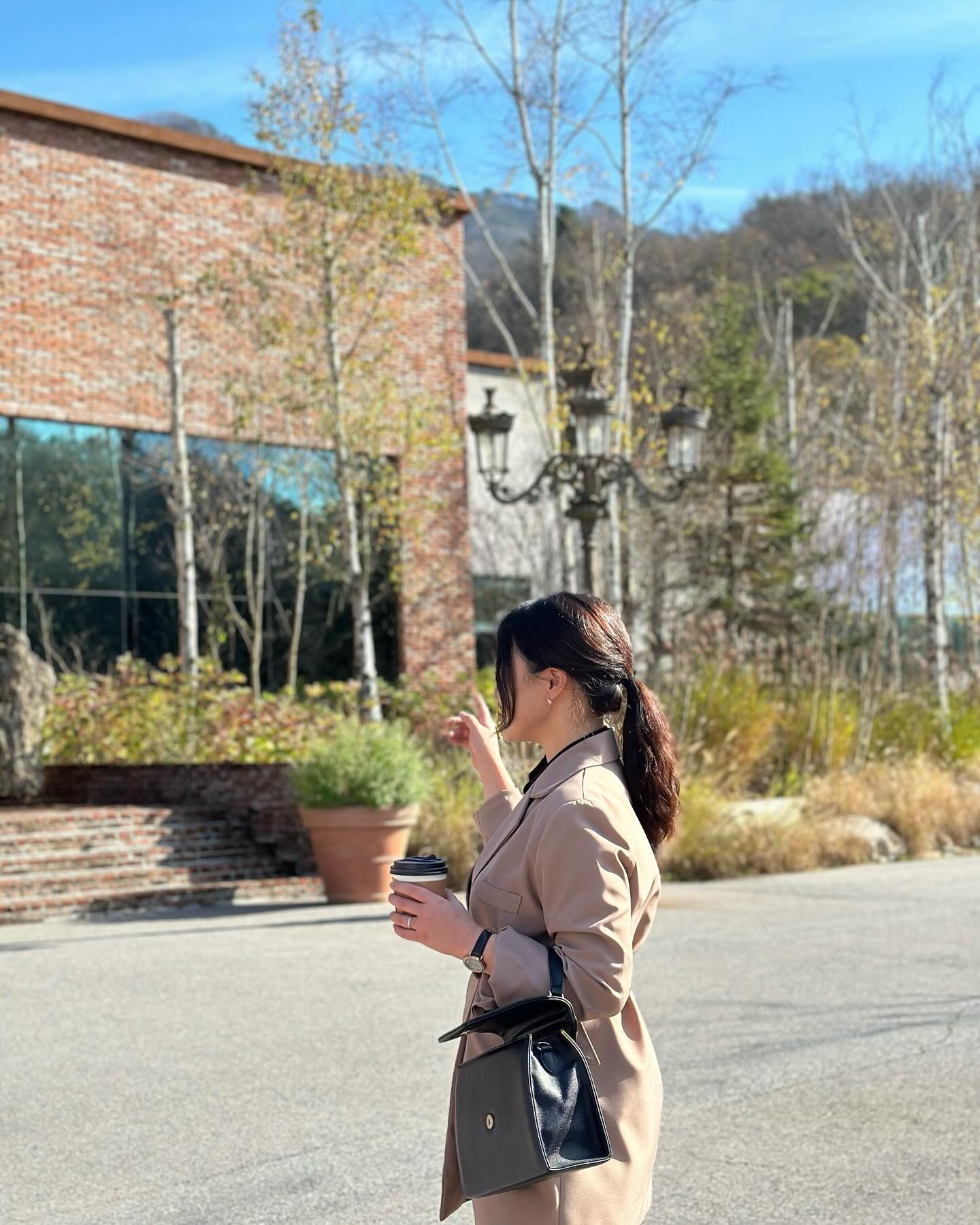 어느 좋았던 날씨, 
이제야 포스팅하는 나..🫠
여긴 #더스테이힐링파크 🫶🏼🫶🏼
이렇게 좋은곳이 가평에 있었다니..🩵

멋진 휴양지에 어울리지 않는 오오티디.
다음엔 한껏 꾸미고 와야지 ✨✨
그나저나 격하게 놀러가고 싶다 놀러가고 싶다 놀러가고 싶다…

-
#가평숙소 #가평여행 #가평맛집