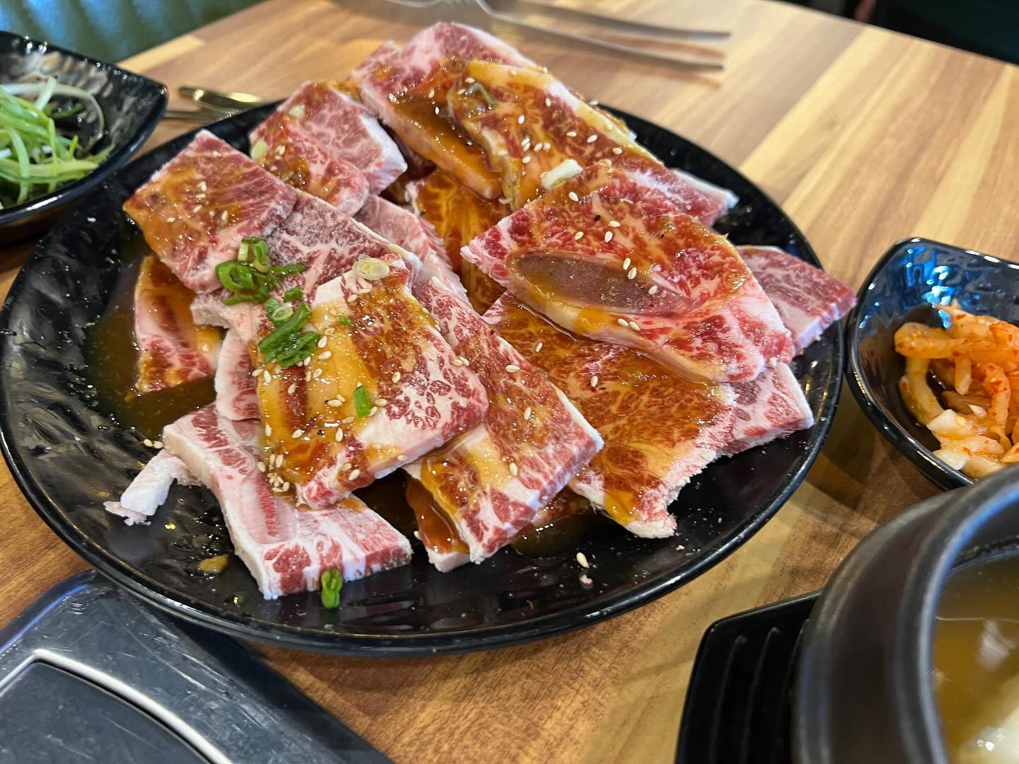 #맛집

라갈비가 너무땡겨서 꼬리구이 먹었던 #화락화로 생각나서 방문 
고기가 야들야들 숯불에 구우니 더 맛있네~~ 
소 꼬리구이도 처음먹었는디 너무 너무 쫄깃쫄깃  내스타일 
소스도 맛있고 가격도 괜찮고~ 추천추천
#내돈내산맛집 

📍화락화로 
📍제주특별자치도 제주시 천수로 68
🚘주차장은 따로 없어 인근에주차
🕓17:00 - 23:30 /22:00 라스트오더 (매일)

소고기종류 여러가지 있으니 종류별로 조금씩 맛보는 재미도 있음 

#제주도민맛집 #꾸러기안나일상 #제주맛집 #소꼬리구이 #LA갈비 #라갈비 #제주시맛집 #내돈내산맛집 #맛집스타그램 #맛집투어 #맨날먹어