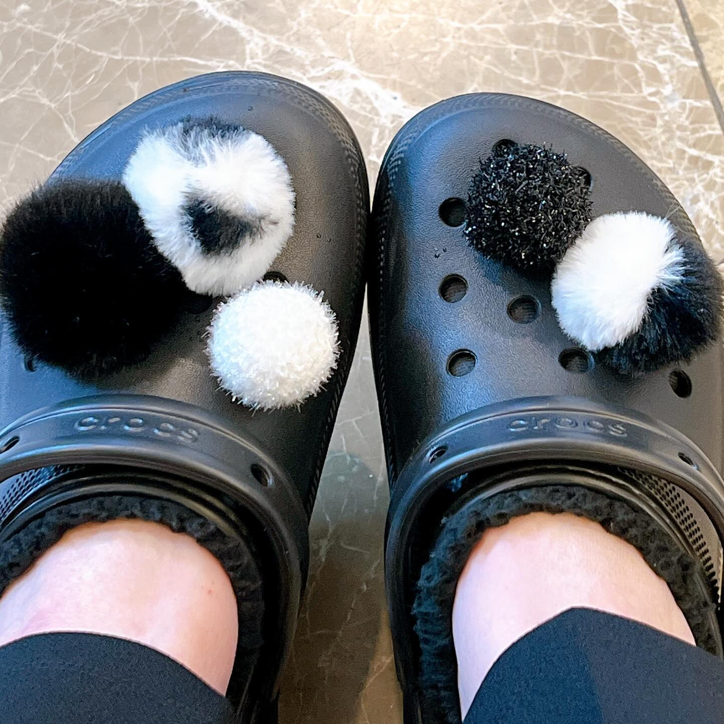 겨울맞이 #폼폼이지비츠 
볼때마다 기분좋아짐😆😆😆

crocskorea 

#클래식플랫폼클로그우먼 #털크록스 #털크록스블랙 #겨울크록스 #털슬리퍼 #폼폼지비츠 #지비츠세트 #지비츠 #크록스폼폼이지비츠