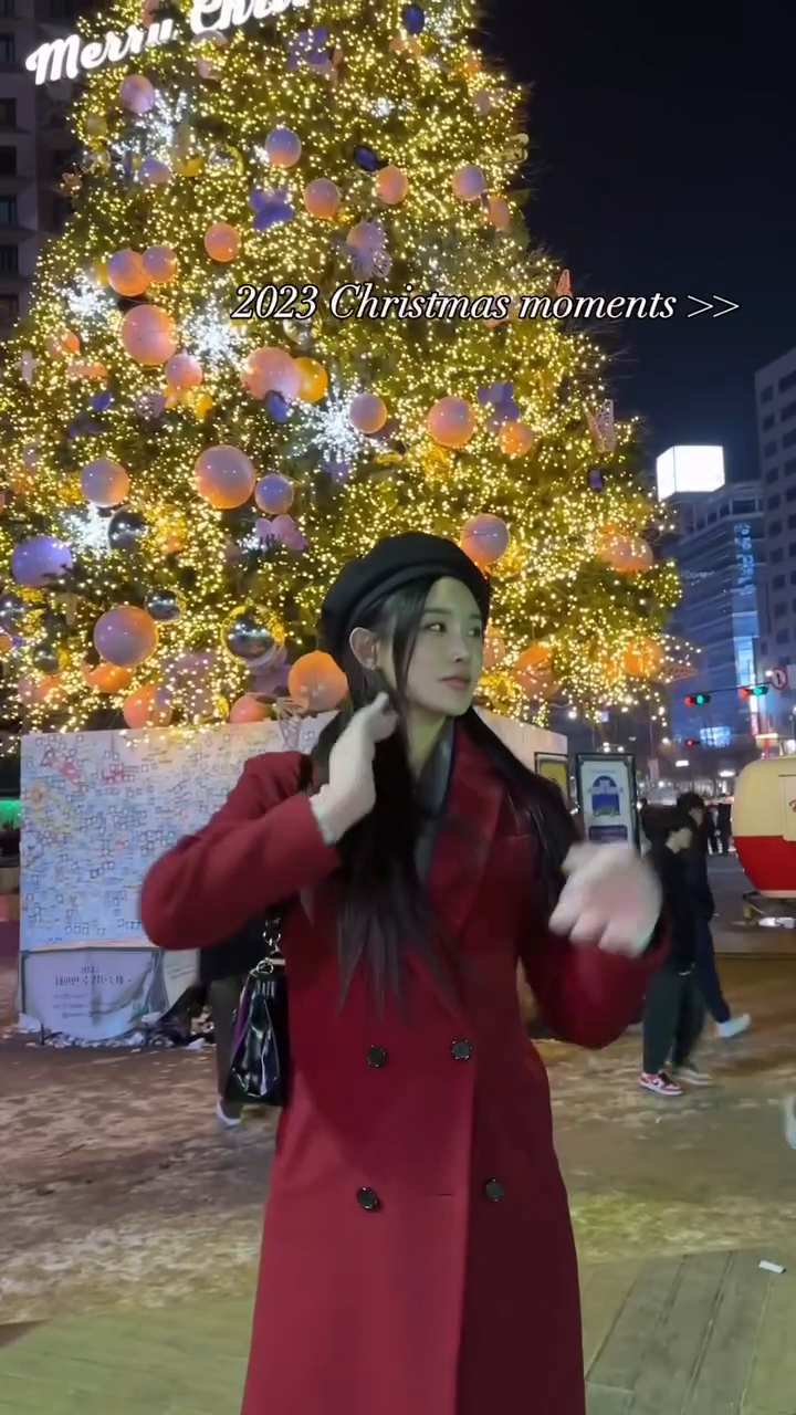 크리스마스때 다들 뭐했어? 
올해는 유독 눈이 많이 온 연휴였네.
이번주는 다들 걱정해준 것처럼 너무 아파서 눈 올때는 오는구나 하고 감흥없다가 뒤늦게 아쉬워하기❄️

이경준사진전 가서 풍경 잔뜩 구경하다가 뉴욕 괜히 가고싶어서, 추억에 생각에 잠기고

그나저나 시청역에 아이스링크장 있는거 알았어? 

마지막에 아들이 엄마아빠 사진찍어줄게! 하고 찍는데, 괜히 설레서

다들 뭐하고 보냈어? 🎄
.
.
.
#마조네 #제품선물 #모델박지나