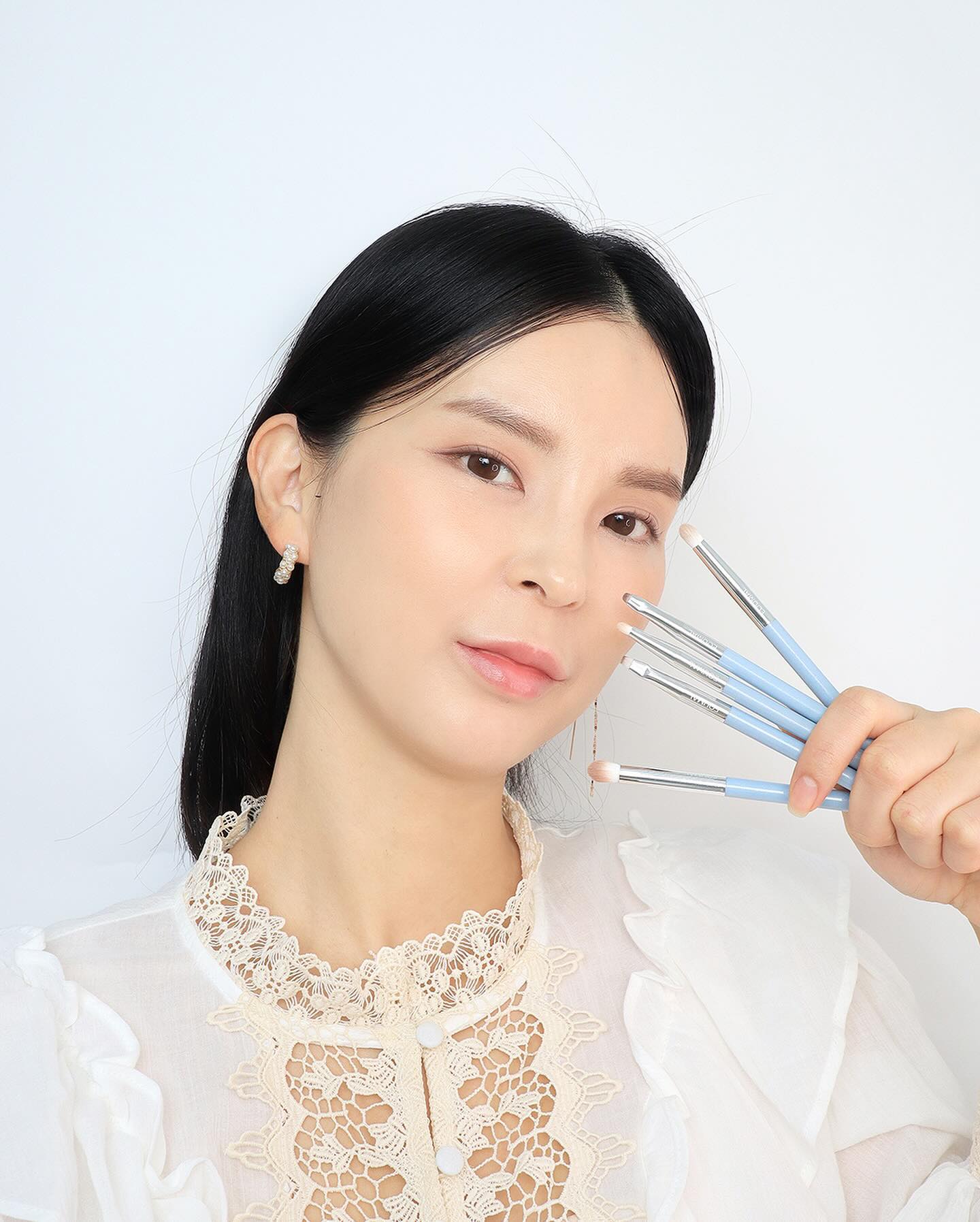 아이메이크업 필수품 #에크멀브러쉬 equmal.official 
이지브러시AA는 비건모인데 천연모처럼 모질이 정말 좋아요! 아이메이크업에 최적화된 구성이라 요것만 있음 메컵똥손도 금손가능!!

잔털의 길이감까지 맞춤설계되어 선명한 발색과 부드러운 사용감이 느껴져 메이크업브러시 입문자분들도 편하게 사용할 수 있어요:)

#메이크업 #아이메이크업 #메이크업브러쉬 #메이크업브러시 #브러쉬세트 #아이메이크업브러쉬 #브러쉬 #makeupbrushes #eyemakeup #eyemakeuplook #brushset