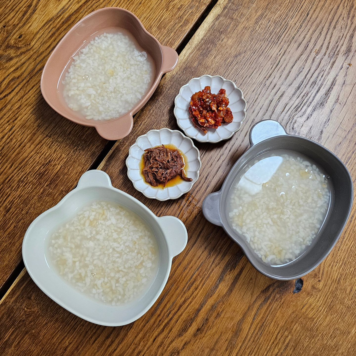 아침!!

아니..누룽지 안먹을줄 알고 안끓였지.
이렇게나 잘먹는다고??ㅋㅋㅋㅋㅋ
퐁당퐁당으로 아침은 누룽지로 줘야겠다..

#낙지젓 #소고기장조림 #누룽지반찬
#삼남매네아침 #이틀연속누룽지ㅋ