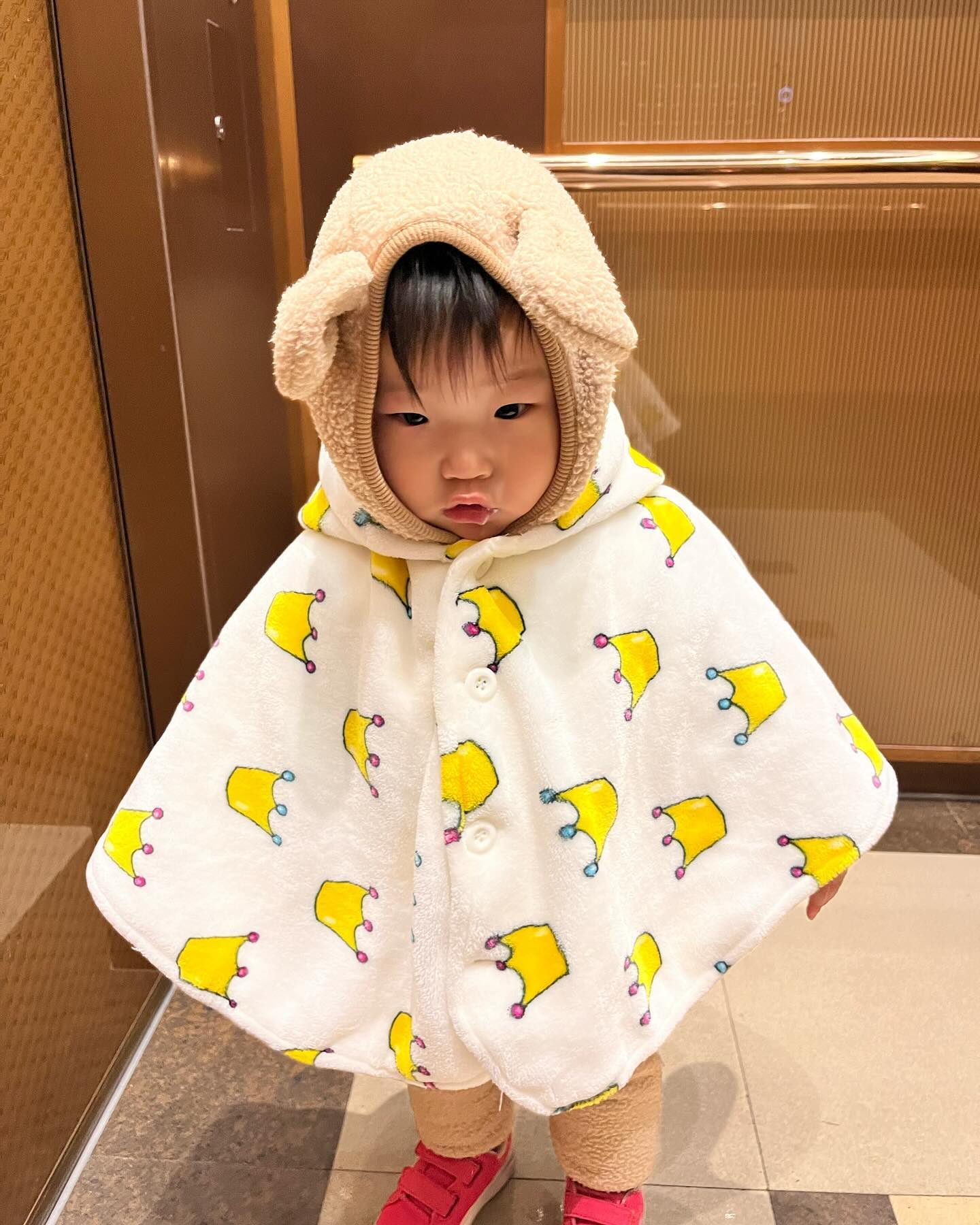 #딸기원정대
어제밤에 자기가 다 먹어놓고 딸기내놓으라고
딸기책가져오는 임쏘미…🤦🏻‍♀️
비오는데 딸기사러 딸기원정대 출동 ㅋㅋㅋㅋㅋㅋ
내 딸기 소중해, 마시쪄 내 딸기🍓
#14개월아기 #과일좋아함 #딸기소중해 #아장아장 #딸기사러가는길 #세상행복해 #곰슈트 #아기망토 #1일6딸기 #아빠힘내 #금딸기 #세상맛있지