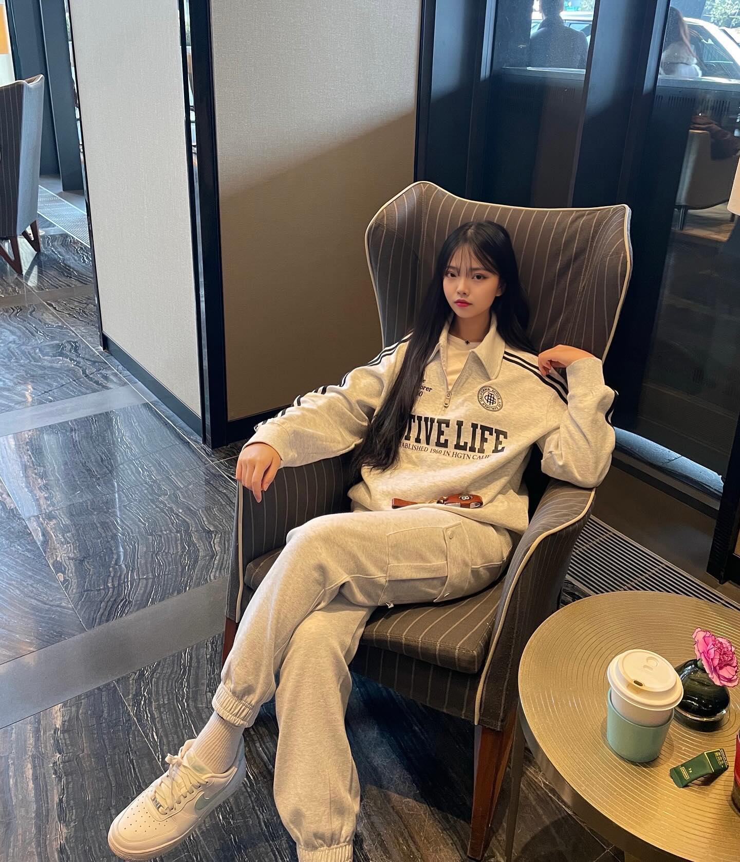 #광고 행텐 풀 착장👣
아메리칸 캐주얼 브랜드 hangten_korea 

24SS 봄 신상 오버핏 바시티 점퍼 .
카라 그래픽 하프집업 맨투맨 . 
더블 카고팬츠 로 힙함 더하기👏🏻

바시티 점퍼는 오버핏에 깔끔한 디자인이라서 자주 손이 가는 아이템
하프집업 맨투맨과 더블 카고팬츠는 Y2K 대표 아이템으로 편하면서 멋스러움까지~~ 그냥 편하고 예쁜게 짱이야👣

#행텐#아메리칸캐주얼#2024#Y2K#행텐크루#ss24#봄코디#봄신상#오오티디#데일리룩#오버핏#아웃핏#바시티자켓#01년생#셀카#01#01년생#23살#23#韩国女子#韩国#韩国人#推荐#关注推荐视频#推荐#自拍#Selfie#自拍镜头#自拍

 #01년생#여행스타그램