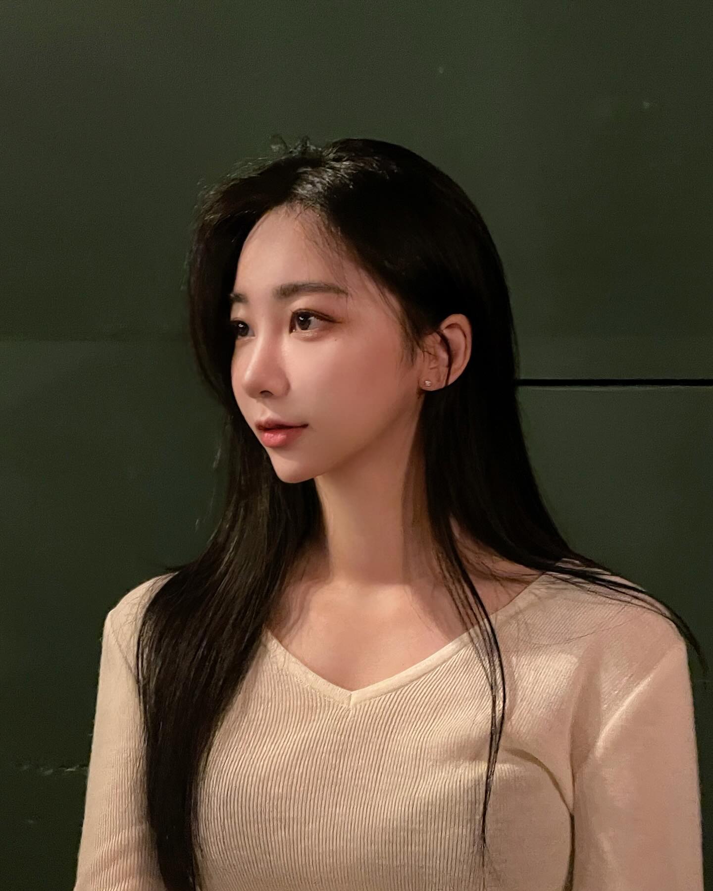 찾아오는 더위에 자연스러운 톤업을 위한다면..🧴 #광고
맥스클리닉(maxclinic) 로지핑크톤업선크림으로 화사함을 유지하세요! 🌸 인공색소가 아닌 자연유래 핑크 파우더 칼라민으로 피부에 자연스러운 광채를 더해줘요** 게다가 순한 무기자차로 자외선을 철통방어! (SPF50+ PA++++)한다고 하니 쓰지 않을 이유가 없겠쬬?🌞
#맥스클리닉 #톤업선크림추천 #로지핑크톤업선크림 #톤업크림추천