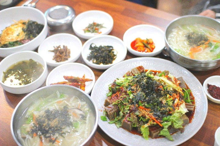 청도운문사맛집_ 하얀집

🔸하얀집 기본정보
주소_경북 청도군 운문면 운문사길 121
전화번호_ 0507-1440-5599
영업시간_ 8:30~22:00
주차공간_ 건물 뒤편과 앞 편에 모두 가능하며, 뒤편은 대형버스도 주차할 수 있을 만큼 큰 공간이 마련되어 있습니다.

청도에서 캠핑을 하고 있으니, 근처로 다양한 맛집 탐방도 하고 있는데, 그 중에 청도 첫 맛집이라고 할 수 있는 하얀집이랍니다!

운문사는 삼국유사를 집필하신 일연스님께서 처음 삼국유사를 집필을 시작하신 곳으로 알려져있답니다. 하지만 저희는 이번에 드라이브 삼아서 맛집을 가게 된거였는데..

정말 생각지도 못하게, 가성비와 맛 모든 것을 사로잡은 곳이라고 할 수 있답니다.

등산하거나 산에 가면 느낄 수 있는 그 정취와 맛을 느낄 수 있는 곳이였거든요.

아이들이 다음번에도 또 왔으면 좋겠다고 하니 그럼 말이 필요없지 않을까요?

청도운문사근처에서 맛집을 찾으신다면 꼭 이용해보시길 바래요!

#청도운문사맛집 #청도한식 #청도하얀집 #하얀집 #청도운문사근처맛집 #청도맛집 #청도맛집추천 #청도한식맛집 #운문사
#마롱쓰 #캠핑 #맛집 #맛집탐방중 
​