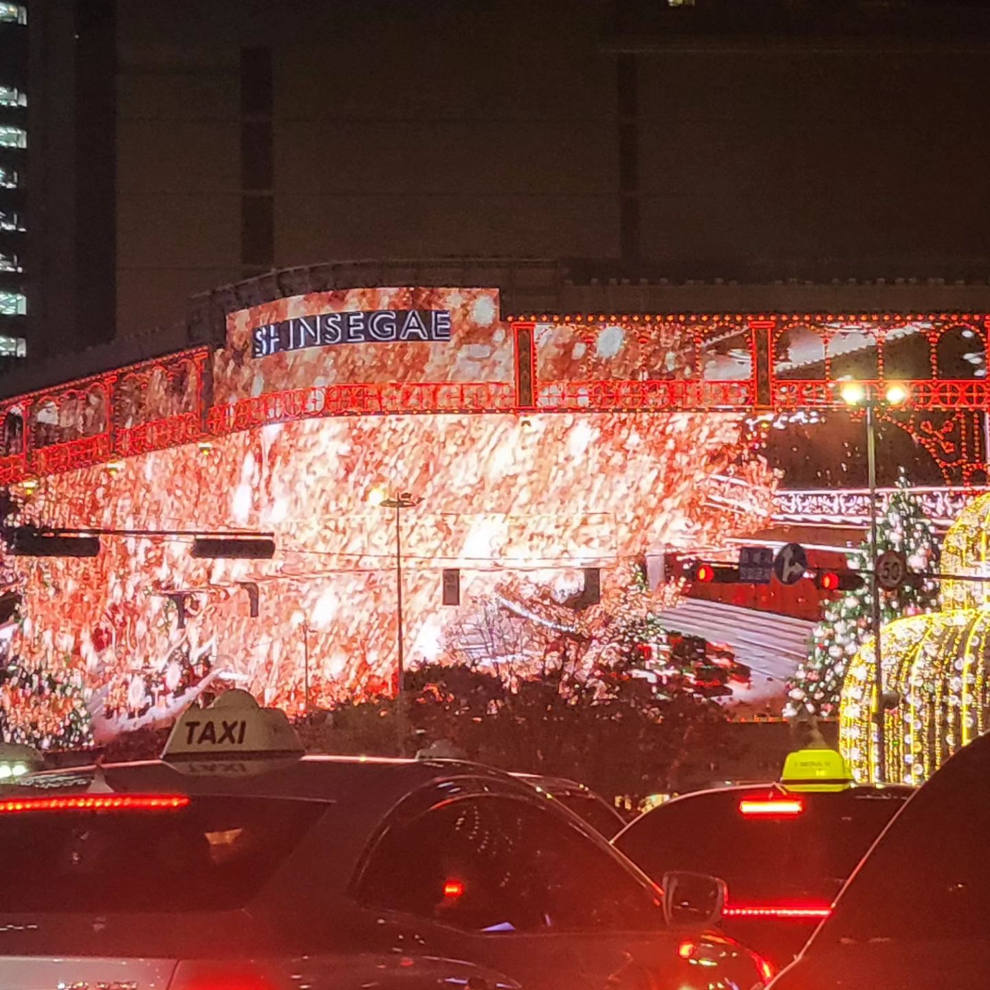 지나가는 길에

해마다 조금씩 퀄리티 업글중인것같은 느낌

크리스마스가 다가오나보당...
한달남은 올해
맴이 몽글몽글허네...