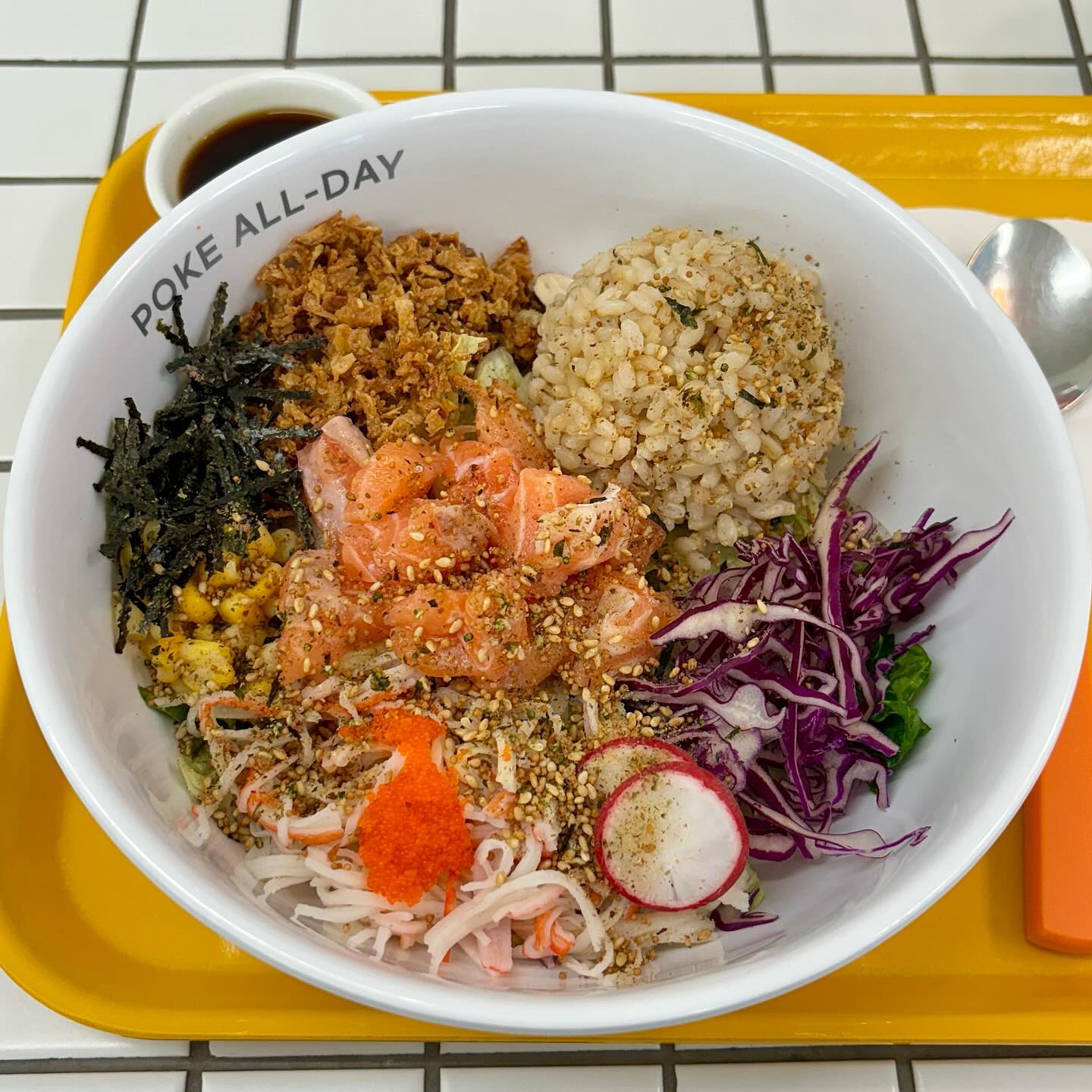건강하고 든든한 포케 맛집‼️🥗

📍Poke all day 평택역점
🏬경기 평택시 평택1로 4-1 
⏰09:30 - 20:30
📞0507-1343-4111

- 곡물밥 + 연어추가 (12,900)

요즘 헤비한 음식을 자주 먹었더니 건강한 음식이 먹고싶어져서 포케올데이 다녀왔어요🥗

저는 곡물밥에 연어 60g 추가, 와사비간장 소스 선택했어요!

양상추, 양배추 등 신선한 야채와 슈퍼 곡물인 보리, 귀리, 현미가 섞인 곡물밥이 함께 나와요. 야채만 있는 게 아니라 밥도 함께 나오니 든든하더라구요🫢 곡물밥은 식이섬유가 풍부하고 혈당 조절과 콜레스테롤 수치를 낮추는 데 도움이 돼요!

연어는 비리지 않고 통통하고 말랑해서 맛있었고, 바삭한 갈릭 후레이크 토핑과 후리가케가 포케의 맛을 한층 더 끌어올려 주는 느낌!

포케올데이 평택역점은 매장도 넓고 인테리어도 깔끔해서 좋았어요🤍 맛있는 포케 먹으면서 즐겁게 식단 하기!
