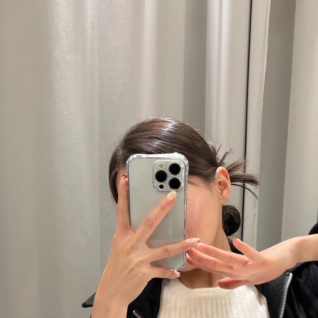 유나 on Instagram: "#광고 간절기에 입기 좋은 스웨이드 자켓🤍 크롭 기장에 소프트한 터치감! 베이직한 자켓이라 스커트 팬츠 둘다 잘어울려요. 투웨이 지퍼라 다양한 무드로 연출가능 1️