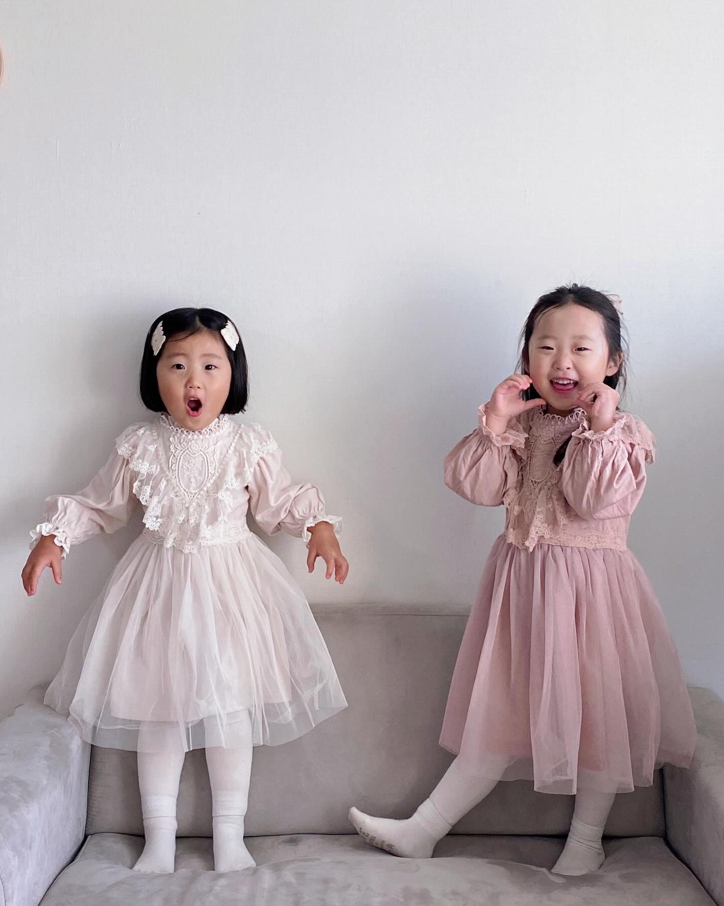 등원이다!!!! 잘 다녀와, 공쥬들 👧🏻👧🏻🤍

#연년생자매 #자매룩
