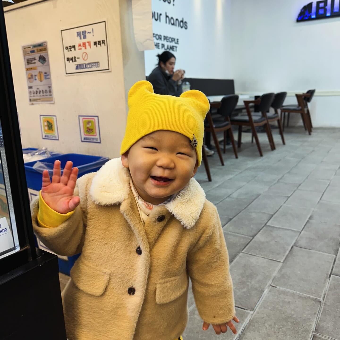 👶🏻+476일🫶
엄마친구 이모 가게가서 신나는지 시키지도 않은
앉았다 일어났다 춤추기😂
낮잠도 안잤는데 뭐가 그리 좋고 재밌는지
아주 신나버림🤍
그 와중에 친이모는 서윤이 모자에 삔 꽂고 장난치고
머리에 못꽂으니 모자에라도 꽂는 이모 대단해👍

#윤서유니#이모가게#악세슬이#이모장난#귀여움😍