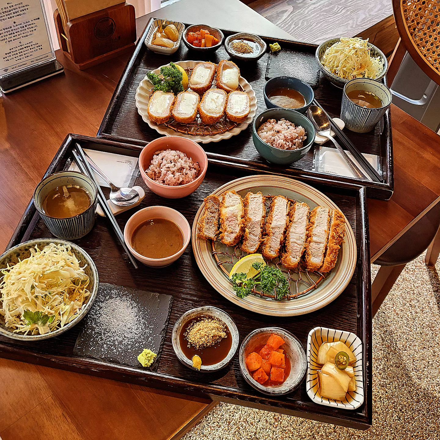 #협찬 #돈까스맛집 #겸손돈가스 
14일이상 저온숙성된, 제주 돼지고기의 맛
레몬,히말라야 핑크소금, 고추냉이, 카레
어느 소스에 먹든..감탄사 연발하던 맛집
서구 산다면!! 여긴..꼭 가볼만한 돈까스맛집

살코기와 지방이 함께 잘 어울려진
스페셜 특 등심 가스는 진짜 엄지척👍

오늘부터 우린 여기 찜했답니다.
인천 서구 사신다면~ 배민이나 쿠팡이츠 콜👌

👣인천시 서구 완정로 46

𖤐
#검단신도시맛집 #마전동맛집 #인천원당맛집 #인천서구돈가스맛집 #마전동데이트코스 #마전역맛집 #돈까스맛집⠀⠀⠀⠀⠀ ⠀ ⠀⠀⠀⠀⠀⠀ ⠀⠀⠀⠀⠀
#슬기로운외식생활 #놀이러버 #일상기록 #아이와함께놀기 #하나님이키우셨지 #초딩워킹맘일상 #준킹 #황금꼬꼬별나라