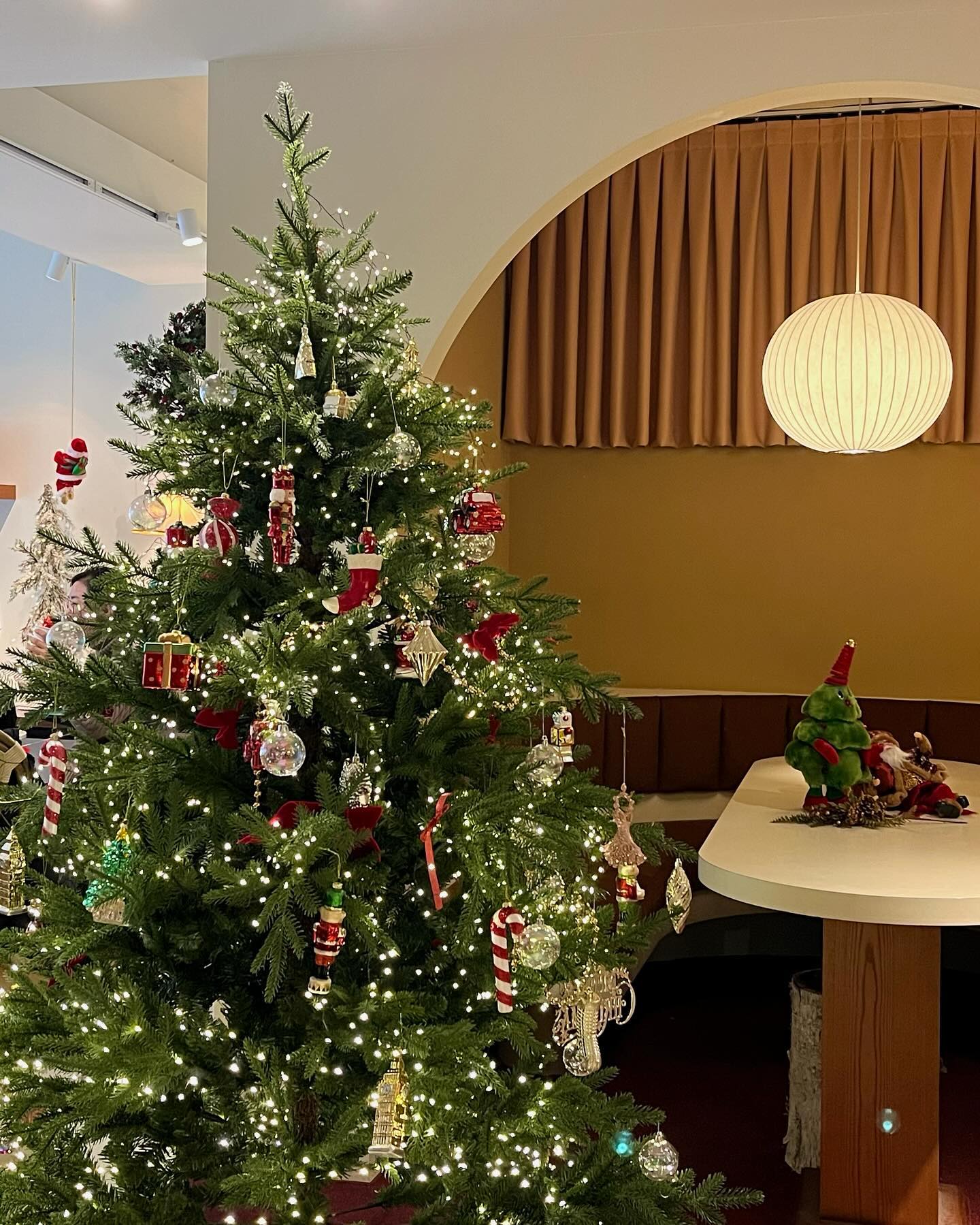 2023 크리스마스 & 연말 모음집🎄
열 장으로 담아내기엔 부족한 따숩고 행복했던 순간들 ♥
올 한 해도 잘 살아내시느라 고생하셨습니다 !
2024에는 더 즐겁게 살아요 우리 ٩(๑′∀ ‵๑)۶•*¨*•.¸¸♪ 

Happy new year! 🧧🎊✨