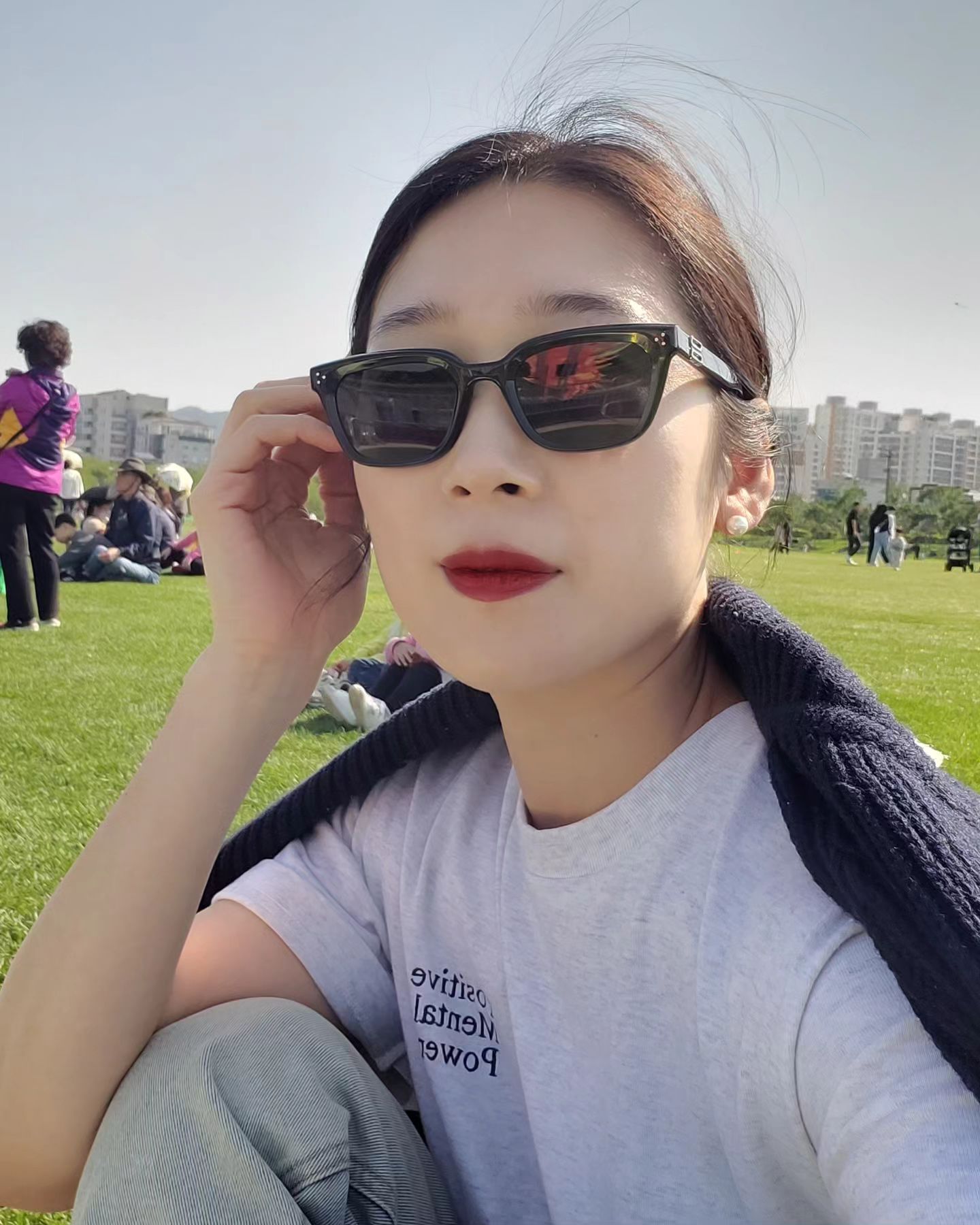 주말이 낀 연휴 잘 보내셨나요? 😌
미세먼지가 적었던 주말에 2틀동안
같은곳을 또 가서 아이들은 연을 날리고 공연을 보고, 한적한 시간을 보내다 화요일을 정통으로 맞은 오늘😆

미루고 미룬 차 문짝 수리도 견적받고,
(꼬깔콘에 맞아 문짝이 그렇게 아그러질줄은 누가 알았을까요?)🤣
밀린 집안일과, 밀린 온라인모임 과제 등 
나름 현직 주부로 무지하게 바쁜 오늘을 보냈네영😶

또 성큼성큼 다가온 가족의달 5월은
뭐가 많네요 또 ㅎㅎ 😊
미리미리 대비하며 가족의 행사들 잘 챙기고, 
또 숨고르며 5월을 보내볼까봐요..🙂

인친님들도 나름의 5월 시작 잘 하시길 바라며..🧡

아! 주말동안 태양 신곡에 마음이 또 몽글몽글해져서 넘 좋아서 오늘도 무한반복 하며 들었어용^^
태양의 '나의 마음에' 함 들어보시길..
넌지시.... ㅋㅋ ☺️☺️

#일상피드
#사실기승전결태양신곡
#5월은가족의달
#안부인사