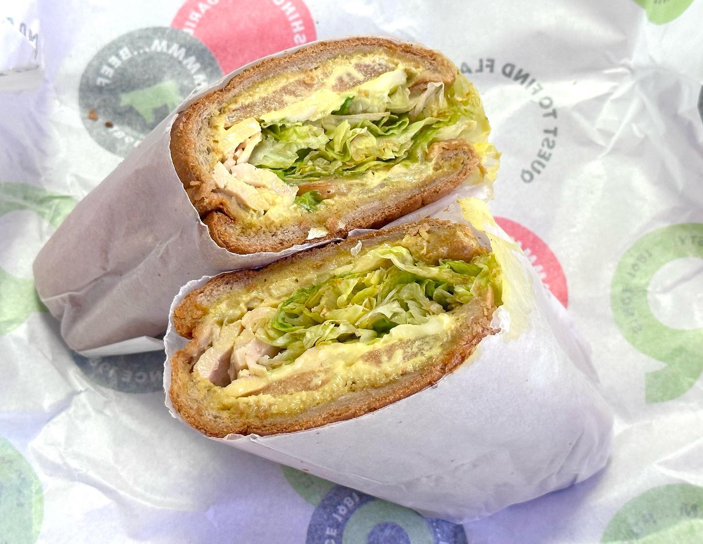 요즘 자주먹는 퀴즈노스 샌드위치💚
허니머스터드치킨(R) 휘트빵 선택 + 새우추가