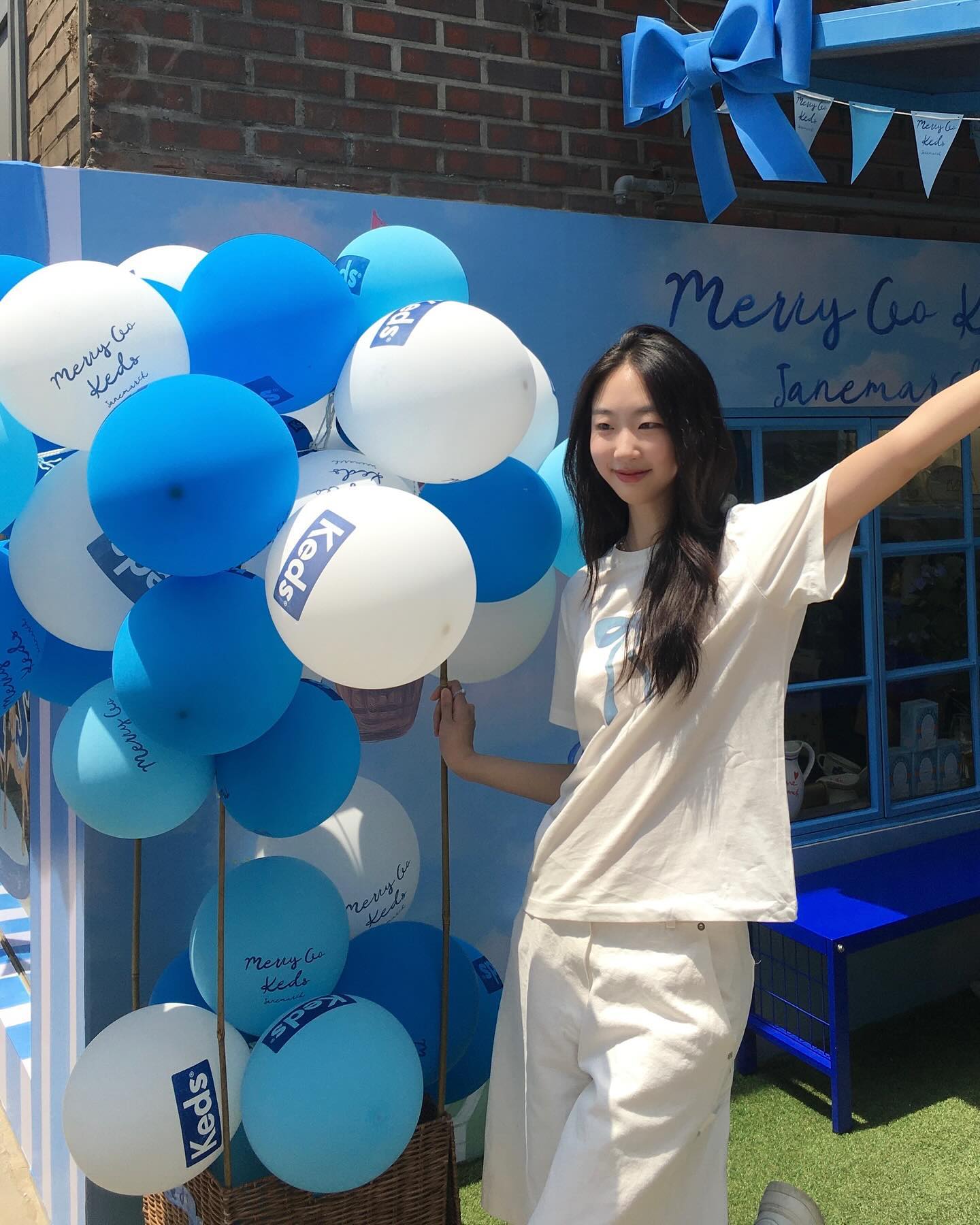 keds_korea 와 janemarch_maison 의 귀여운 콜라보,,,💭🩵
귀여운 리본티 입고 다녀왔습니다??

#Keds #케즈 #제인마치 #콜라보팝업 #케즈팝업 #제인마치팝업 #팝업 #팝업스토어 #성수팝업 #서울숲팝업