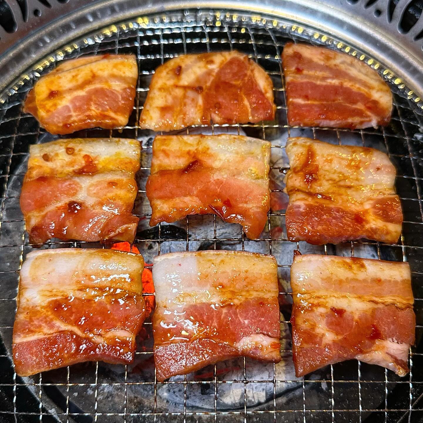 🐽 332번째 메뉴 : 성수역 아카사카 크라부

성수역 데이트, 소개팅 100% 성공할 
분위기 야키니쿠 맛집 #아카사카크라부

아카사카 크라부의 매력은 은은한 분위기인데,
화로에 고기 구우면서 시원한 하이볼도 마시고
도란도란 얘기하기 넘 좋았어요 !!! 

무엇보다 가게 메뉴판만 둘러봐도 
사장님이 찍어먹는 소스 하나하나까지 
연구를 엄청 하신 느낌 !!!! 

︎야끼니꾸 3종 모듬을 주문하면
치마살/ 갈비살/ 늑간살/ 안창살 중 
3가지가 랜덤으로 제공되어요 
맛있는 고기를 많이 먹어봤지만 
아카사카 크라부에서 제공되는 고기들은
진짜 너무너무너무 〰️〰️ 부드러웠어요 👏🏻

닭목살은 꼬독꼬독 씹히는 맛이 있어서 별미메뉴로 추천 !!!

듀록삼겹살은 미소된장소스가 발라져있고, 
오겹살이라서 쫀득한 껍데기까지 느낄 수 있어여!!!

하이볼, 일본잔술, 사케, 위스키 등 주종도 다양하고
비 오는날에는 생맥주/ 하이볼 1+1 이벤트도 있대요☔ ️

8월 내내 가오픈 시기인데 사람도 많았어요〰️
이 분위기와 맛이라면 이미 성수역 핫플 예약이라 생각해여👍

🌠 가게 : 아카사카 크라부 성수본점
🌠 주소 : 서울 성동구 성수일로12길 14 1층
🌠 영업시간 : 16:30 〰️ 23:00 (월-금), 15:00 〰️ 23:00 (토-일)