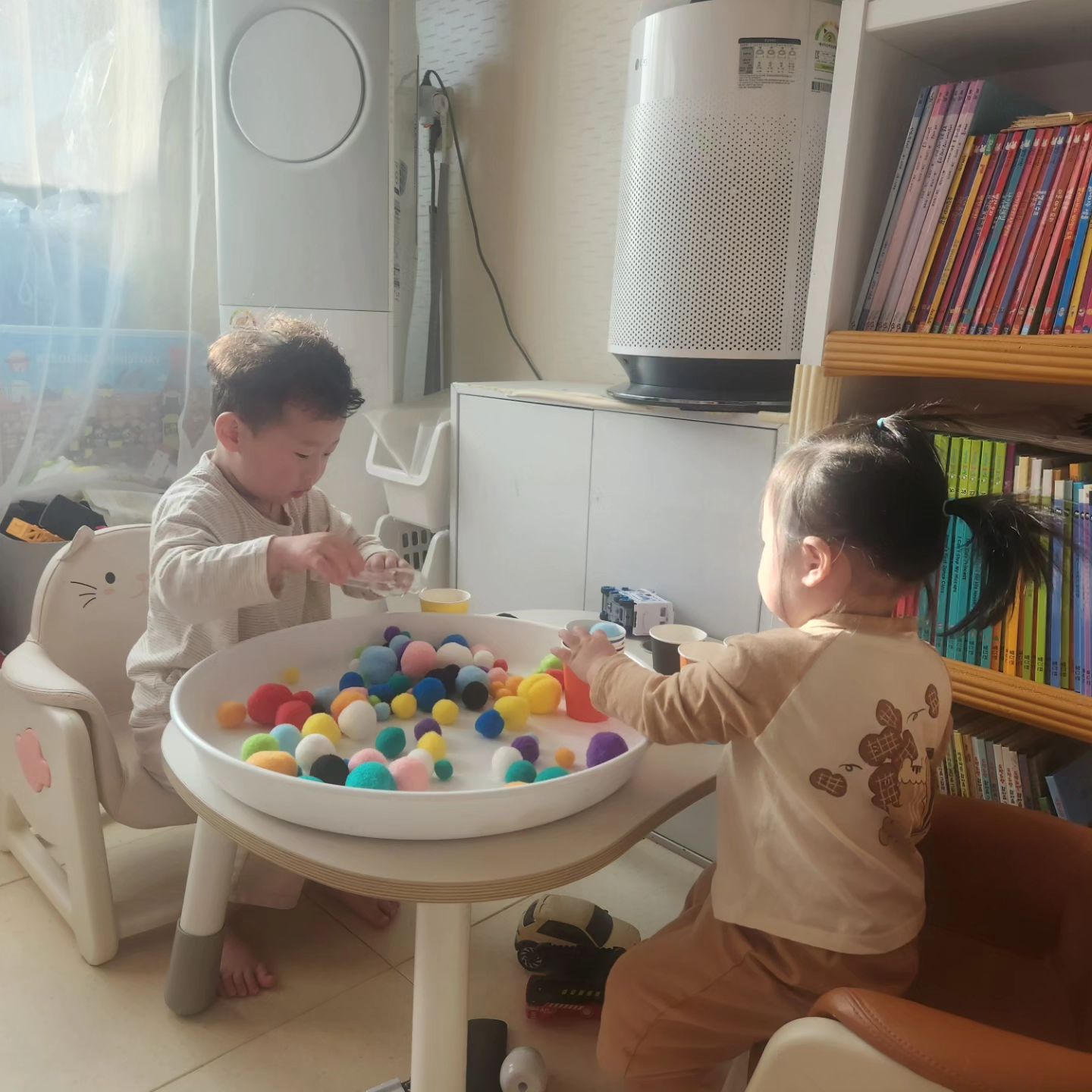#지난주말 #독박육아중 

찬슬이랑 뭘 하고 놀까 하다가,,
폼폼이를 꺼내서 아이스크림 가게 놀이를...ㅎㅎ

무슨맛으로 드릴까요? 라고 야무지게 판매하는 판매왕😊
무지개맛으로 달라고 했더니 "그건 비싼데...." 란다ㅋㅋ🤣

해솔이도 집게로 폼폼이 집는 연습을 하는데 맘따로 몸따로ㅋ
그래도 열심히 오빠 따라서 만들어서 ~엄마에게 건내주는
똑순이😍

예전에 놀이 해줄거리만 하루종일 고민했는데, 
지금은 그런 고민할 틈이 없어서..아이들에게 넘 미안함🥲
엄마가 쉬고싶어병 언능 고쳐서ㅋㅋ
열정적으로 다시 놀아줄께😂

#놀거리찾기 
#뭐하고놀까