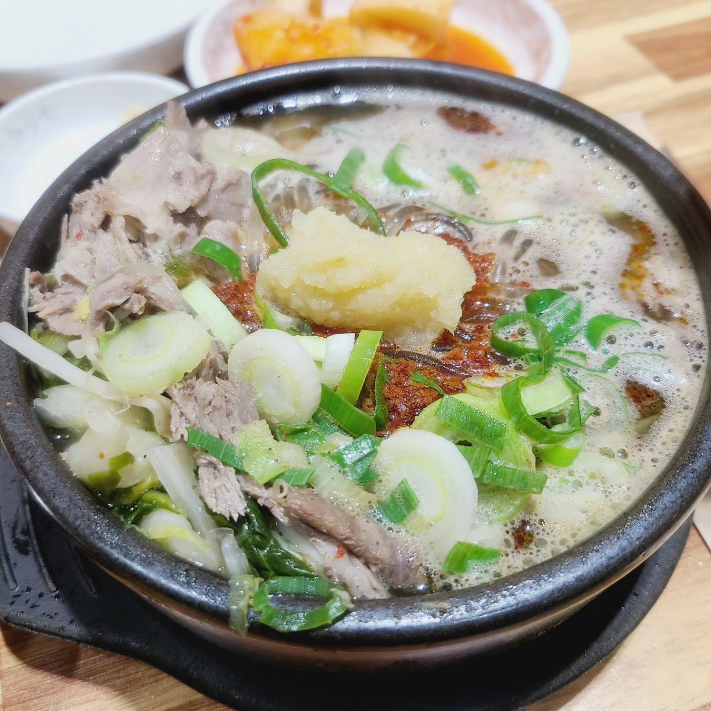 남편이 꼭한번 가보고싶다던
제주도의 해장국 맛집!
인천에도 생겼구나~♡

 <제주은희네해장국>

가마솥에서 고온으로 우려낸
사골과 육수! 아삭한 식감이
일품인 콩나물과 기름이 덜한
양지사태소고기에 우거지까지
듬뿍올려 맛을 낸 이맛!!
(해장국엔 선지가 들어가니
저럼 선지 싫어하는 분들은
선지 뺴달라고 요청하기!!)

부모님과 함께 방문했는데
맛있게 잘 드셔서 더욱 
기분좋았던 이곳!!

점원분들도 친절하고 
해장국맛은 일품~

연수역맛집 제주은희네해장국!
술이생각나거나 해장이시급할 때
강추드려봅니다~ 국물이 끝내줘영~

💕 상호명:제주은희네해장국
💕 영업시간: 매일 07:00 - 22:00
  브레이크타임 15:00 - 17:00 

#인천연수구맛집 #연수역맛집 #제주은희네해장국 #청학동맛집
#인천맛집 #인천연수동맛집
