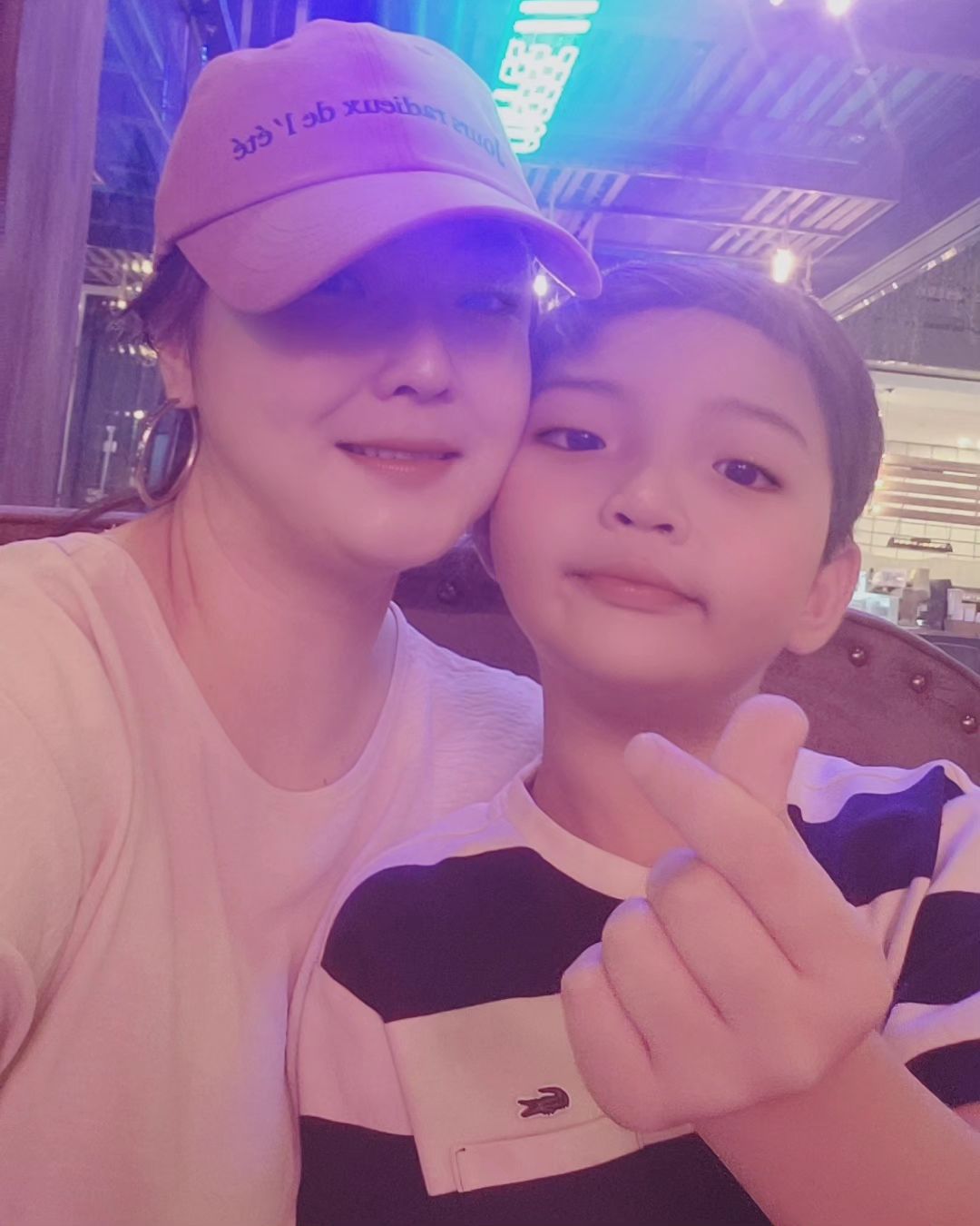 아이 저녁 챙겨주고 커피랑 디저트 먹고 싶어서 전기스쿠터타고 집앞 커피숍 옴🛵 마감시간까지 꽉꽉채워 만끽하다 갑니다☕️

 #민폐모자 #내남친 #아들이랑데이트
