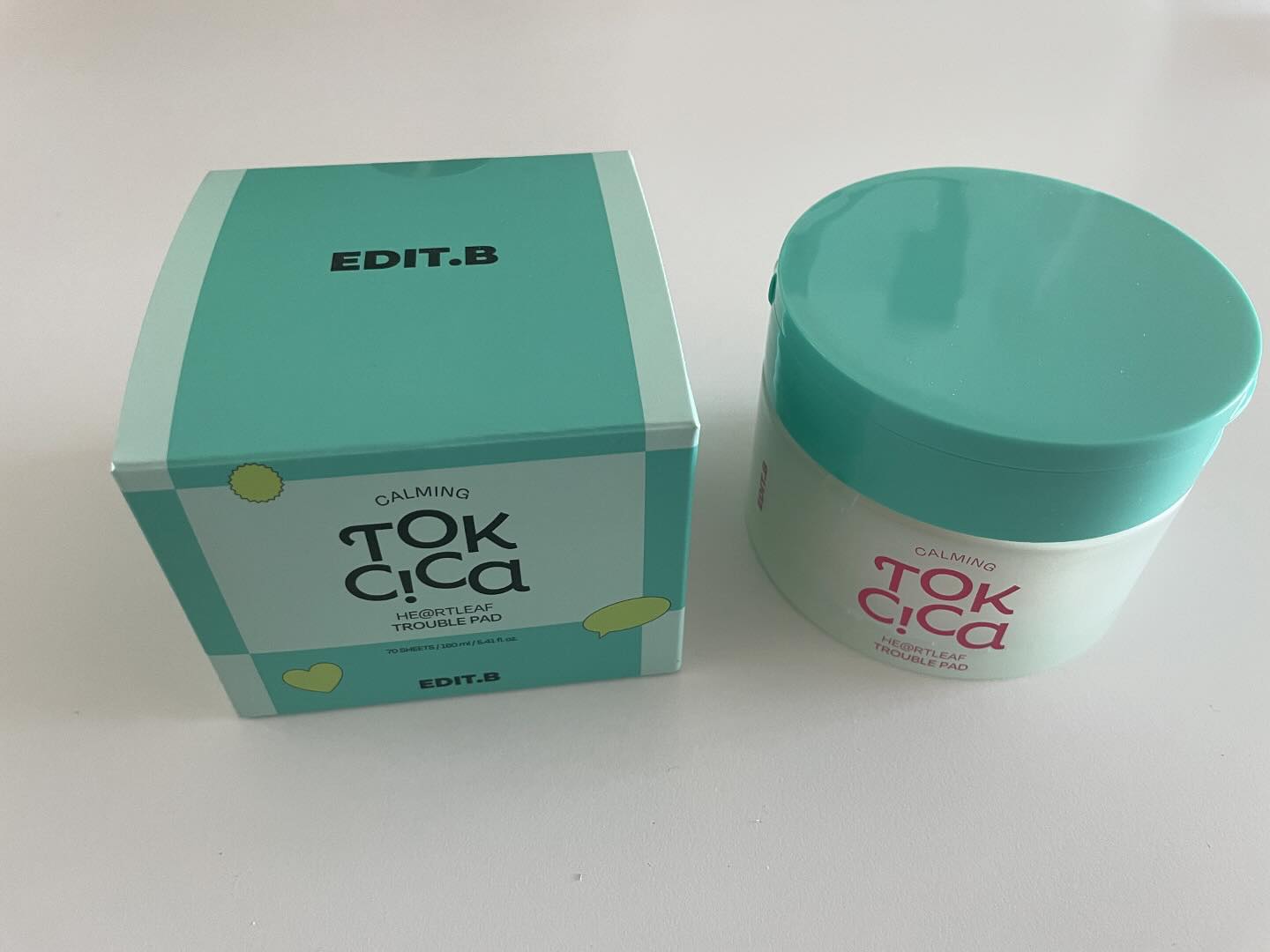 #에딧비 #edit.b #트러블패드 #어성초패드 #쌈무패드 #어성초트러블패드 #어성초패드추천 #트러블패드추천 #에딧비패드 #쌈무패드추천 #진정패드 #쿨링패드 #진정패드추천 #쿨링패드추천 #쿨링감패드 #토너패드 #토너패드추천 
#쿨링감패드추천 
edit.b_official edit.b_japan edit.b_global 
 색감도 귀여워서 굿귯

수분이 가득 패드가 에이프릴원단으로 내용물원단까지 저자극테스트 자극이없어요
패드도 멸균처리완료!!안심하고사용중이랍니당^^ 트러블 피부에도 걱정없이^^
자극감이없어서 얼굴피부 볼에도 시원한감을 주는 패드 안심쿨링성분만 조합해서 얼굴에 시원함을 준답니당^^
민감 피부 자극 테스트까지 완료 굿👍성분과 특허 성분의 조합으로 트러블 근본 케어도 가능!!
시카 😊 어성초 😊 알란토인 😊테카바이옴 😊
조합으로 진정 케어에 효과적이에요.👌
피지,유분,각질 케어애 굿굿 패드로 한번케어후 메이크업 완성!!