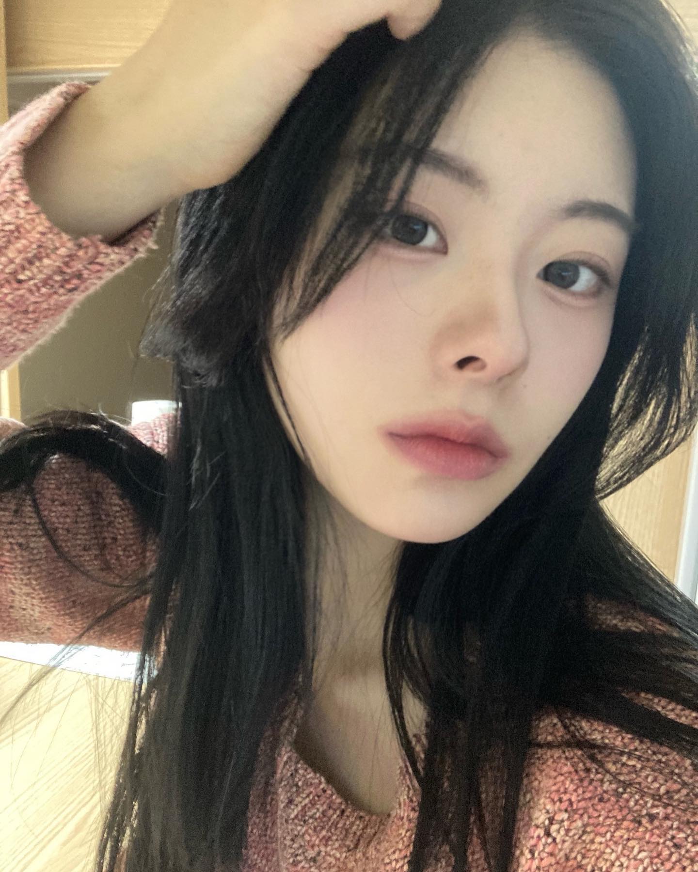 오랜만에 셀카 찌거봄 

#04 #학생 #팔로우 #ootd #lb #lblb #instagood #insta #daily #dailylook #instadaily #lll #lfl #l4l #like4likes #겨울 #겨울코디 #겨울네일 #겨울옷 #니트 #셀카 #셀피