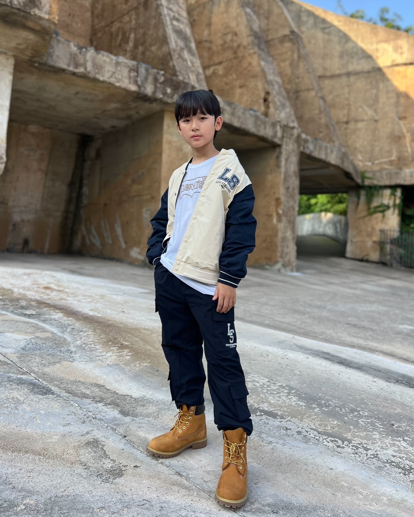 #제품협찬 leviskids 

.
.
.
- 다가오는 가을! 리바이스키즈와 함께한 신학기 등교룩😎

-리바이스키즈 클럽 12기 준서의 첫착장을 소개합니다
-오버사이즈 핏의 리버서블 간절기 보머자켓과  베이직한 디자인으로 다양한 룩에 매치하기 쉬운 로프배트윙긴팔티 
-메쉬 안감의 더블 카고 포켓으로 수납력을 높임과 동시에 디자인 포인트를 준 조거팬츠 

-실용적이고 편안한 정통 아메리칸 데님 캐주얼 웨어 브랜드 리바이스 키즈로
-편안하면서 스타일리쉬한 리바이스키즈로 준서의  등교룩 완성!

📌준서 148cm 38kg 160사이즈
📌리버서블오버사이즈보머자켓
📌로프배트윙긴팔티
📌더블카고포켓폴리우븐조거

.
leviskids 

.

 #leviskids #리바이스키즈 #리바이스키즈클럽12기 
 #신학기룩 #등교룩 #초등학생가을코디 #키즈가을신상 #간절기코디 #간절기패션 #가을스타일링 #키즈코디
#키즈데일리룩 #키즈스타일 #키즈패션 #주니어데일리룩
제품 #키즈바람막이 #윈드코트 #키즈보머자켓  #간절기아우터
#키즈리버서블자켓 #키즈점퍼 #키즈아우터 #키즈팬츠