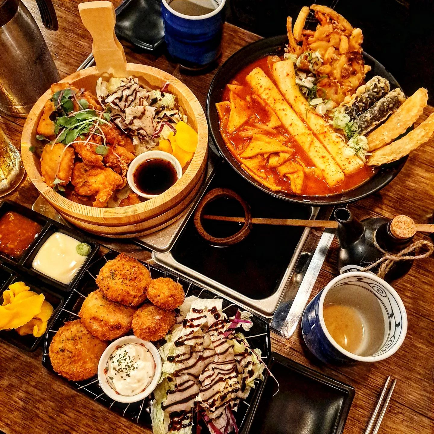 #협찬 분위기, 가성비 완벽한 가락동 술집 <철길부산집 송파가락점>
좌석별로 개별식 중탕기가 있는 오뎅바로 유명한 철길부산집 송파가락점에 다녀왔어요! 철길부산집 한 5군데정도 가봤는데 여기가 진짜 제일 맘에 들었어요!

오늘은 오뎅말고 다른 메뉴들 위주로 주문해봤는데 기본으로 어묵육수를 테이블 중탕기에 올려주셔서 너무 좋았어요

저희는 부산집 불 떡볶이, 모듬 고로케, 순살치킨 가라아게, 그리고 생맥주 한잔을 주문했어요

다른 술집들과는 다르게 기본안주가 오뎅국물이라는게 너무 좋았어요!
국물을 주문 안했는데도 뜨겁게 유지되는 국물이 아주 양많이~

부산집 불 떡볶이는 아주 통통한 가래떡 두줄에 3종 튀김이 2세트씩! 거기에 어묵까지 왕창 들어있어서 아주아주 양이 많았어요

모듬 고로케는 감자, 야채, 카레, 한우 고로케로 총 5개가 나오는데 진짜 부드럽고 바삭하고 아주 맛있는 고로케에요 추천~

순살치킨 가라아게는 맛이 없을 수 없는 리얼 가라아게 그자체!
야채 샐러드도 같이 줘서 더 좋아요

여기가 다른지점들보다 마음에 들었던 이유가 몇가지 있는데 첫째로는 국물이 뜨겁다! 역시 오뎅국물은 뜨거워야 맛있는데 여기는 중탕기가 완전 제대로라 전혀 식지않고 처음부터 끝까지 진짜 뜨거웠어요

두번째는 메뉴 양이 진짜 많아요ㅋㅋ 가성비 대박인듯
맛있으면서 양까지 많아서 당연히 사람이 많았나봐요

어묵 국물은 신선한 채소를 5시간 이상 끓인 비법 육수를 사용하고 어묵도 수제어묵이라고 해요 그리고 꼬치는 절대 재사용하지 않는다고해서 여기서 어묵을 먹어도 아주 믿고 맛있게 먹을 수 있어요

메뉴가 진짜 다양해서 식사하면서 반주하기도 좋고 2차술집으로도 좋고 완전 멀티 다되는 메뉴 혜자집이에요

테이블도 넓고 쾌적해서 사람들이 계속 들어와서 금방 만석됐어요
다음에 또 방문할 의사 무조건 있는 철길부산집 송파가락점 추천합니당~

위치
서울 송파구 송파대로30길 41-5 1층

* 대중교통 이용 시
1) 경찰병원역(3호선) 1번 출구로 나와 오른쪽 방향으로 꺾어 직진하기
2) '팜플러스약국' 방면으로 횡단보도 건넌 후 오른쪽 방향으로 꺾어 직진하기
3) '네이밋' 방면으로 횡단보도 건너서 왼쪽 방향으로 꺾어 오시다가, '푼양이김치찌개'에서 오른쪽 방향으로 꺾어 들어오시면 가락동 술집 철길부산집이 있습니다
※도보 5분 거리입니다

* 주차 정보
- 매장 앞 1대 가능하며, 도보 30초 거리에 유료 주차장이 있습니다
.
.
.
.
#송파맛집 #가락시장맛집 #가락시장술집 #경찰병원맛집 #경찰병원술집 #철길부산집송파가락점 #스토리앤체험단 #스토리앤미디어 #오뎅바 #경찰병원역맛집 #경찰병원역술집 #철길부산집 #철길부산집송파가락점 #떡볶이 #가라아게 #고로케 #먹스타 #먹팔 #먹스타그램 #좋아요반사 #맛집 #맛집추천 #송파구술집 #송파구맛집 #오뎅 #어묵 #저녁메뉴