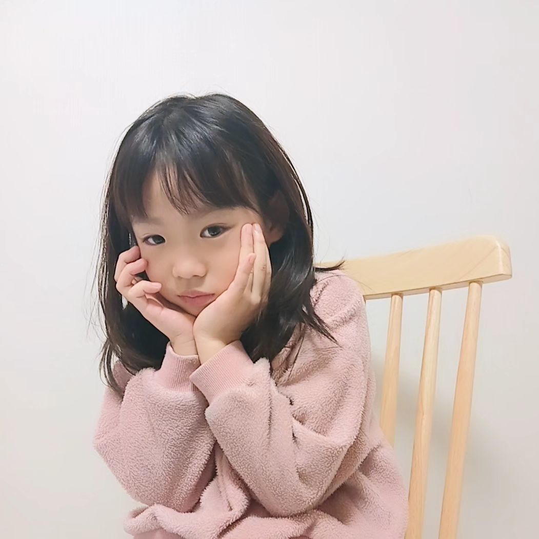 오랜만에 첫찌 사딘 투척 🩷
넘 기여브넹 : )
.
.
.
.
.
.
.
#9살 #연년생자매 #연년생자매육아중 
#연년생육아일상 #육아일상