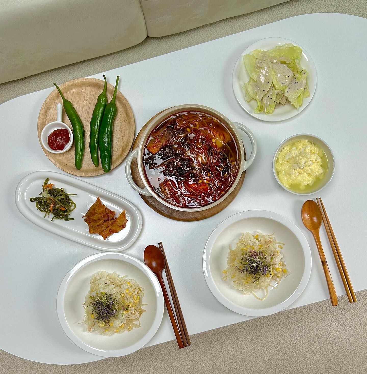 #제품제공 메뉴🍽️. 시래기 모둠생선찜

아빠식당 시래기 모둠생선찜에 콩나물밥 해서 먹었어요!

순살생선이며, 가자미, 고등어, 코다리, 임현수, 볼락 
총 5가지 생선과 무청시래기가 들어있어요. 
무청시래기는 부드럽게 삶아져 있어 바로 조리 가능해요✨

저는 물 300ml, 양념, 생선, 시래기, 콩나물 넣어서 조림 
느낌으로 만들었어요😊

생선 비린맛이 전혀 느껴지지않고 부드러운 시래기와 
잘 어울려요. 
가시가 없어 편하게 먹을 수 있으며 밥도둑이에요👍🏻

여기에 무를 넣어서 먹으면 더 맛있을 것 같아
다음에는 무 추가해서 먹을거예요😉

양념이 맛있어 콩나물밥에 생선, 국물 넣어서 
비벼 먹으면 맛도리😋

요즘 많이 더워서 요리하기 귀찮은데
아빠식당 시래기 모둠생선찜은 씻어서 끓여주면 끝이라
넘 좋았어요🥰

간편하고 간단해서 캠핑 가서 먹어도 좋을 것 같아요!

hg_food_ 

#시래기생선찜 #아빠식당 #생선 #생선찜 #밀키트 #밀키트추천 #간단요리 #간편요리 #밥도둑 #한식 #한식맛집 #홈쿡 #홈쿡스타그램 #오늘뭐먹지 #점심 #메뉴추천 #캠핑요리 #일상 #먹스타그램 #먹스타 #먹팔 #먹팔맞팔 #협찬