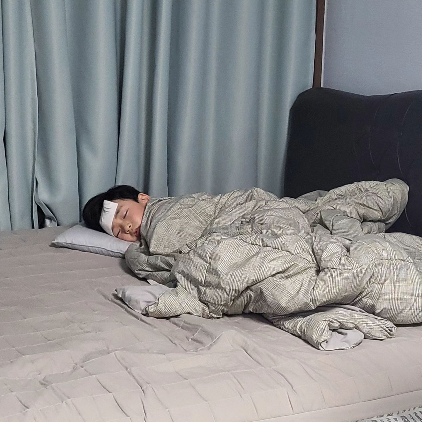 ⠀
아침부터 엄마 머리아파 하더니
쭉쭉쭉쭉 정점을 찍고계심....
교차복용 안통함.... 
아빠없을때만 아프는 너희들...
하루종일 떠라가라 아프다며
소리지르며 울던 도워니가
갑자기 조용해서 보니 저러고 자고있다ㅠㅠ
하루종일 암것도 못먹고 ....
⠀
⠀
#엄마속상하다 #아프지말거라
⠀
⠀