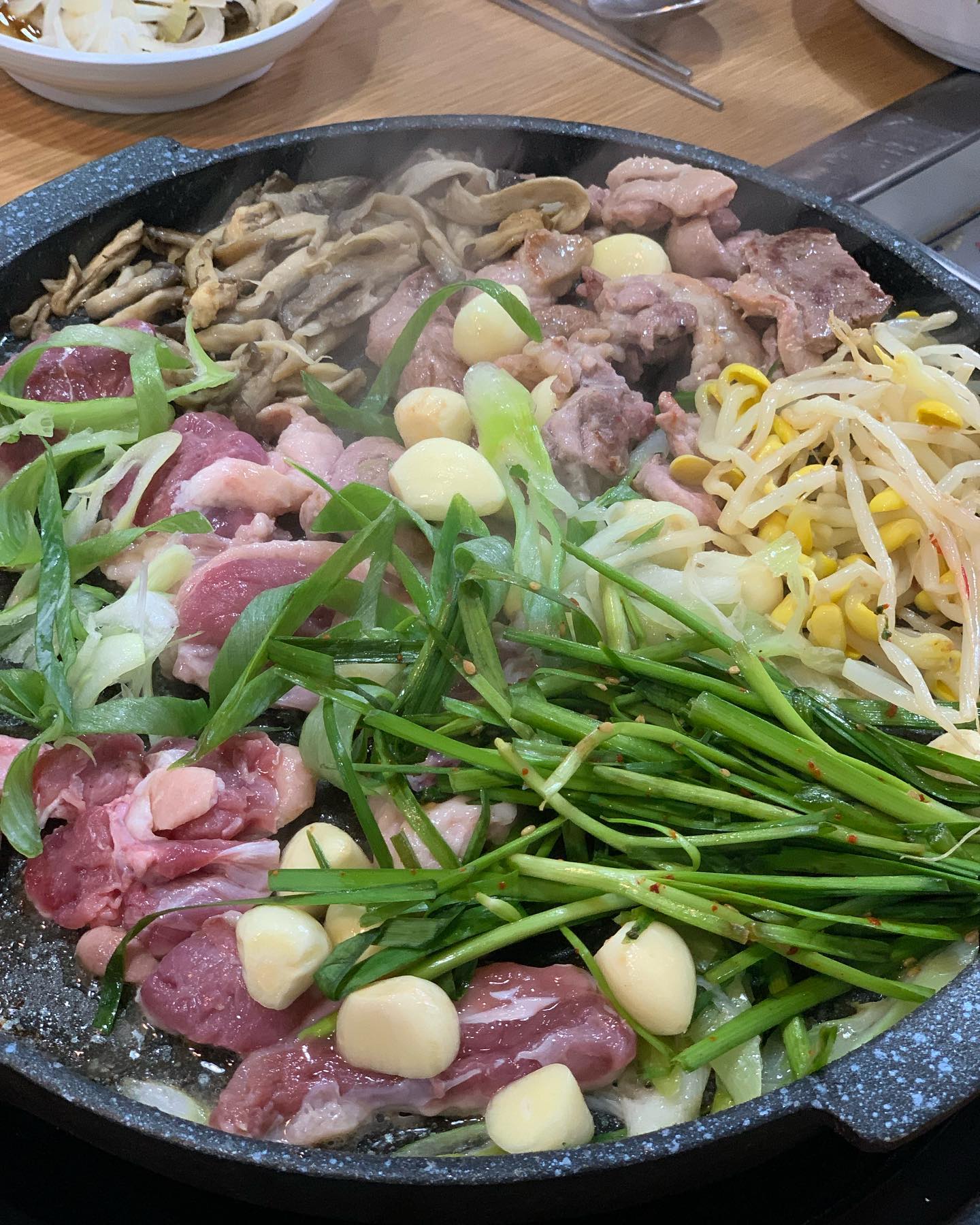 사무실 근처 오리고기랑 흑돼지 맛집!

메인고기도 맛있는데 된장찌개랑 계란찜 그리고 서비스로 나온 부추전도 맛있어요!

남성시장근처에 있어요:)
#지리산흑돼지 체인점아님주의
#이수맛집 #이수고기집 #사당맛집 #사당고기집 #이수역맛집 #사당역고기집 #이수역고기집 #이수역삼겹살 #이수오리고기 #사당오리고기