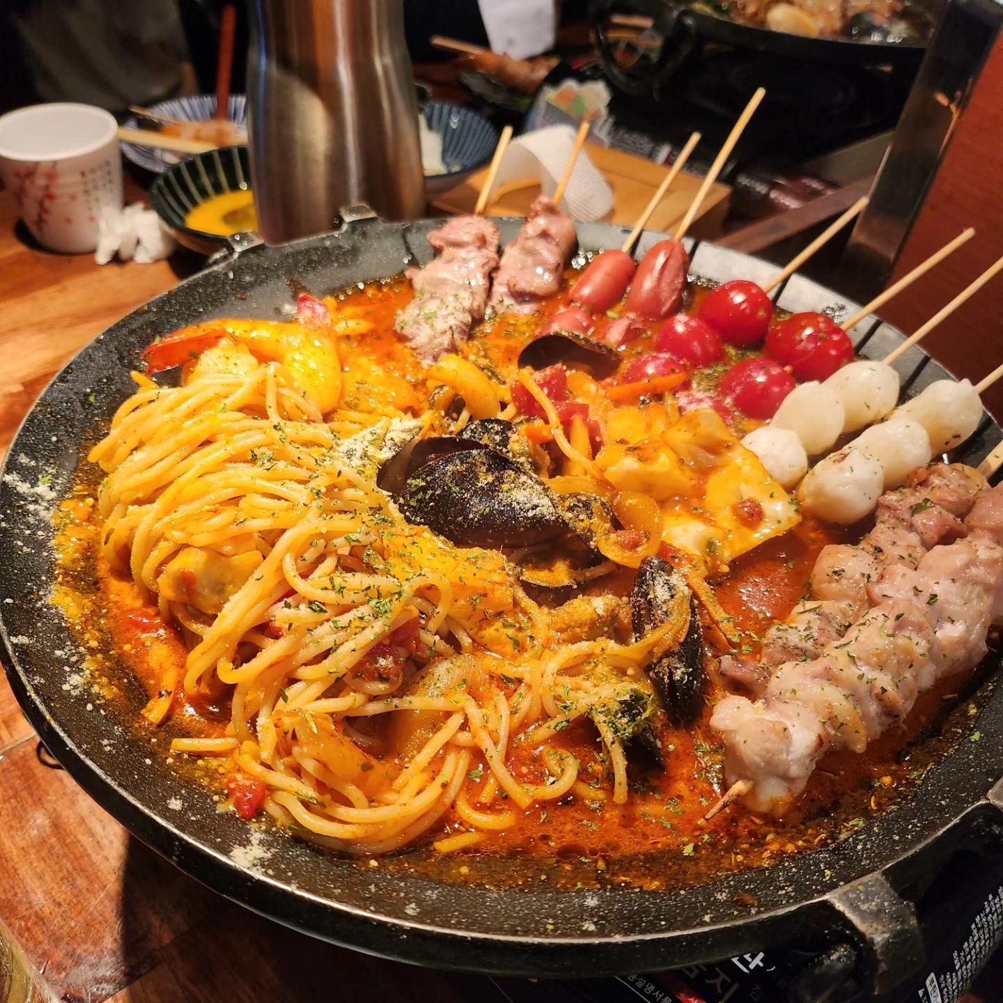 요즘 자주 가는 홍대 연남동 술집❣️
#쿠시노주방

갈때마다 웨이팅이 있지만 그래도 꿋꿋히  N 번째 가는 꼬치집!!
꼬치도 맛있지만 메인메뉴 쿠시노 나베가 너무 맛있다😍
토마토 베이스에 약간 매콤한 국물,
파스타면으로 배 채워주고 꼬치로 마무리하면 술이 술술🥂

꼬치는 다 좋아하지만 여기 쿠시카츠도 바삭바삭하니 꼬소해서 술안주로 제격임❤️ 

분위기도 제대로 일본분위기라 데이트하기 딱 좋은 곳!
 .
#홍대맛집 #홍대연남동맛집 #연남동맛집 #연남동술집 #홍대술집 #크림우동 #모츠나베 #맛집추천