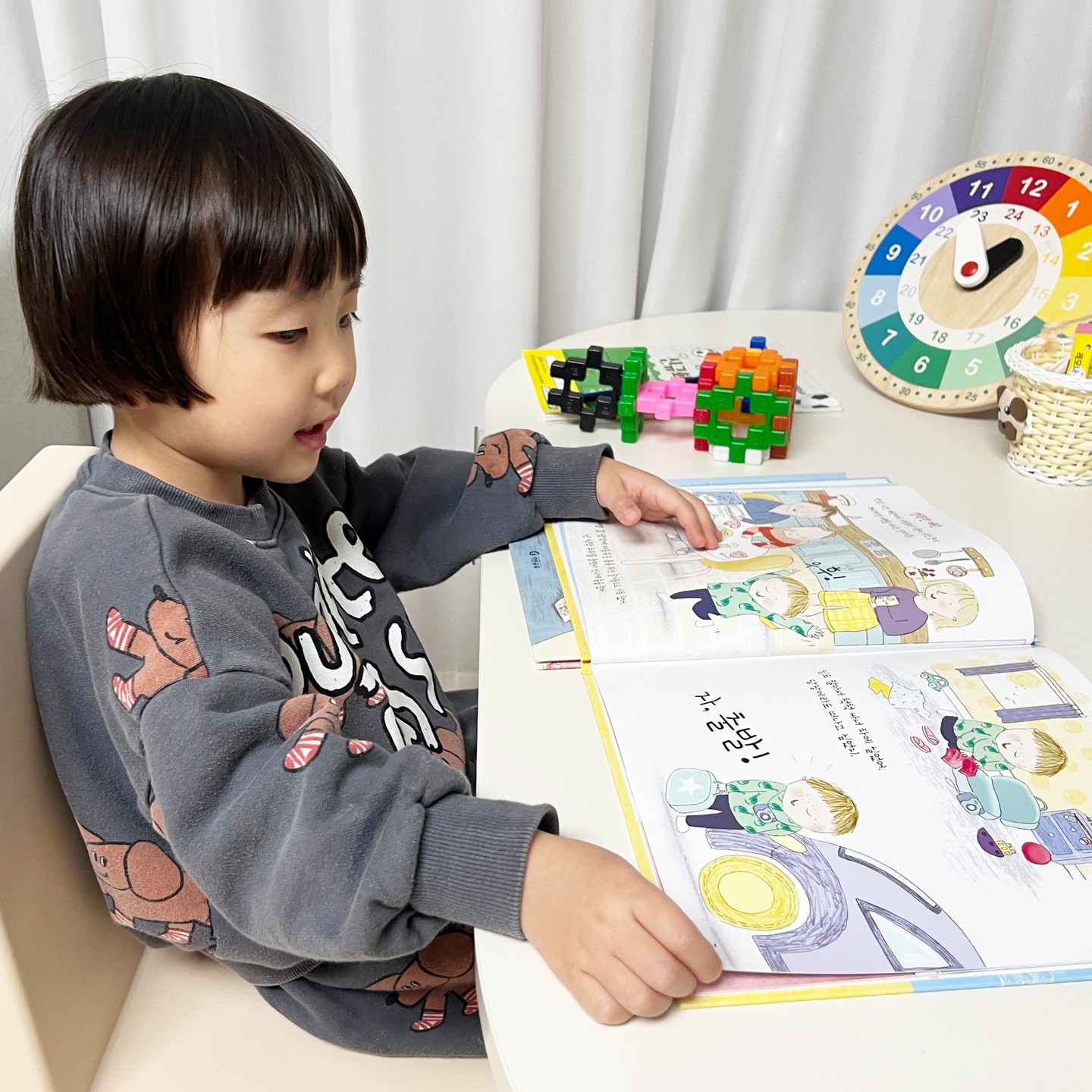 #협찬

아직 감정을 이해하기 어렵고 감정 표현이 서툰 5세 아이들에게 추천하는 기탄교육 <어린이 감정이해 이럴 땐 요렇게>

두 아이들의 일상 생활에서 감정을 느끼고 표현하는 과정이 따뜻한 그림체로 그려져 있어 아이가 정말 좋아하는 책 중에 하나에요

감정을 이해하기 어려워하는 5세 아이에게 가볍게 읽어주기 좋은 유아도서로 추천해요

#신학기추천도서 #아이가좋아하는책 #어린이필독서 #유아도서추천 #기탄교육 #기탄출판 #유아도서 #5세유아도서 #5세유아도서추천 #어린이감정이해