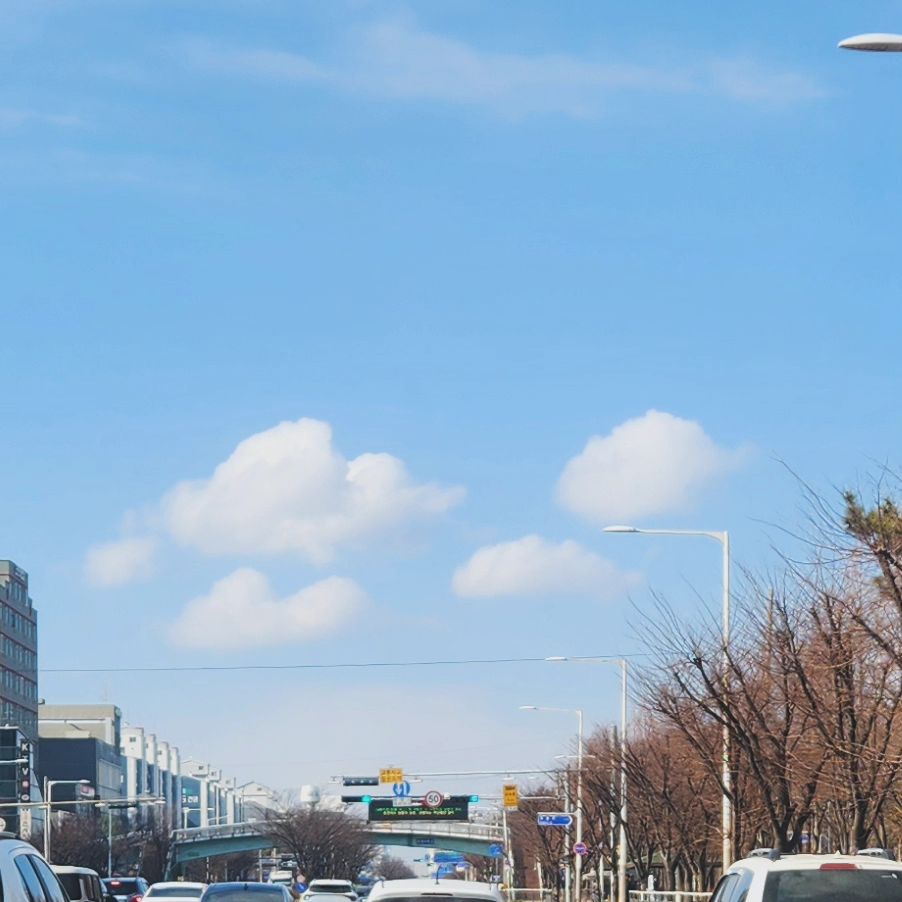 .
구름이 나란히 몽글몽글
기여워😍
