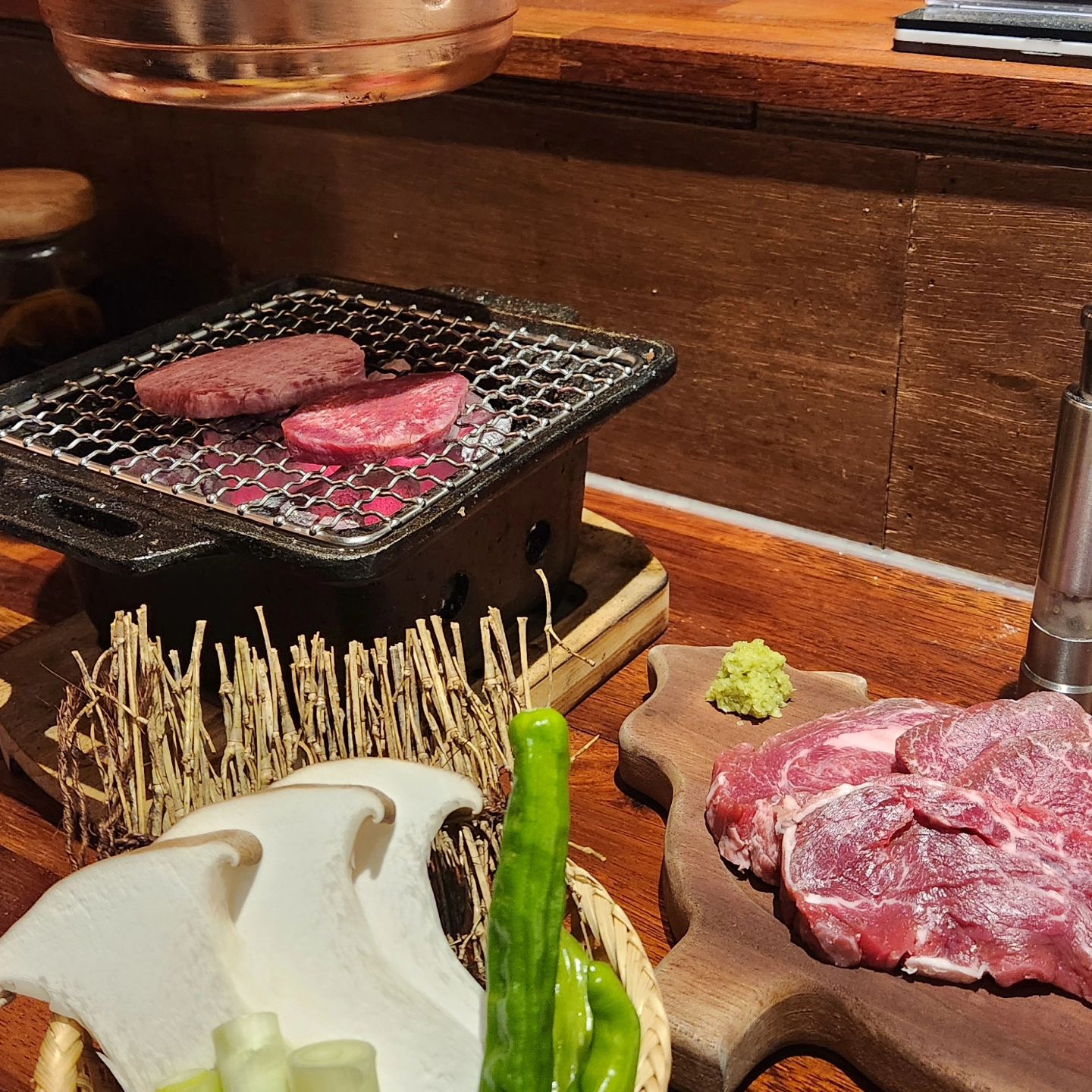오늘의 소고기 맛집은?(꿀🐷)

📌 도안동 우소

고즈넉한 감성이 낙낙히 묻어있으면서도
이자카야 스타일 식당인 이곳은 우소!

세트메뉴 주문하면 샐러드부터 계란찜, 소금육회,
소고기무국, 디저트와 따뜻한 차까지 한번에 옴뇸뇸 가능!

🐂소고기세트엔 갈비살과 늑간살, 새우살, 살치살, 등심,
우설까지 프리미엄 부위가 나와서 다양하게 즐길 수 있어요💗

식사 마치고 마지막에 구워 먹는 마시멜로는 바싹하게
구워서 겉에 한번 먹고 또 구워서 겉에 먹는거 국룰이죠?

감성 가득한 우소에서 데이트하면 딱 좋자냐~~
친구 또는 부모님이랑도 어서들 가보세요😏✨️✨️✨️

자세한 후기는 프로필링크 상단으로 고고🚗💨💨💨💨

#우소 #도안동야끼니꾸
#대전야끼니꾸 #대전서구맛집 #대전도안동맛집