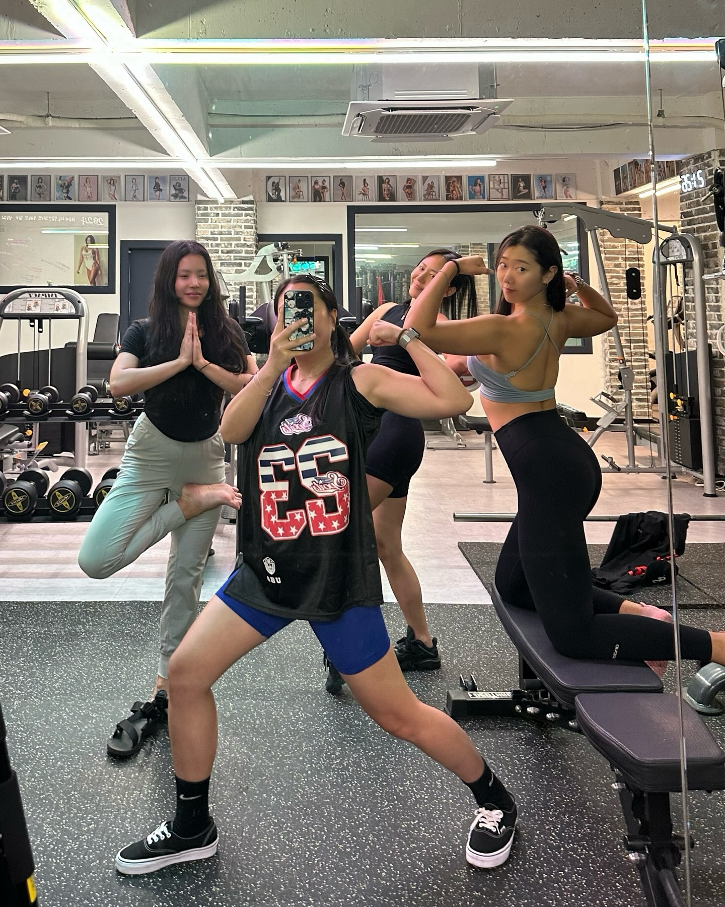 #⛺️

다 같이 운동하고 야간노숙💪🏽
아무리 그래도 아침 6시까지 노는건 심했..
( 내 나이 생각 좀 해줘라 )
｡ﾟ✶ฺ.ヽ(*´∀`*)ﾉ.✶ฺﾟ｡

오랜만에 배꼽 빠지게 웃기고 재미있옸댜
라뷰라뷰 동생들🫶🏼

,
,
,
,
,
,
,
,
,
,
#🏕️