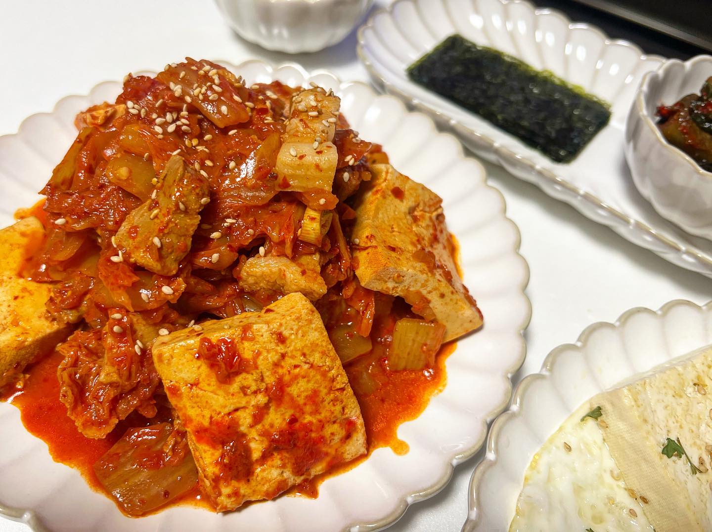 🍳

15일만에 신랑컴백 !
제일 먹고싶었다던
#김치찜 (김치찌개) 앤드 뜨순 #밥 ㅎㅎㅎㅎ
#두부 는 #들기름 에 구워죠야 제마아아앗👍

고봉밥 싹싹 비우는중!
고생했우~~~~🤪🤪🤪
(살 5kg 빠져서 옴)

#우리집 #다혜키친
그리고 나!!!!!!
이 메뉴에 술 안마심 #꾸역꾸역 🥹
