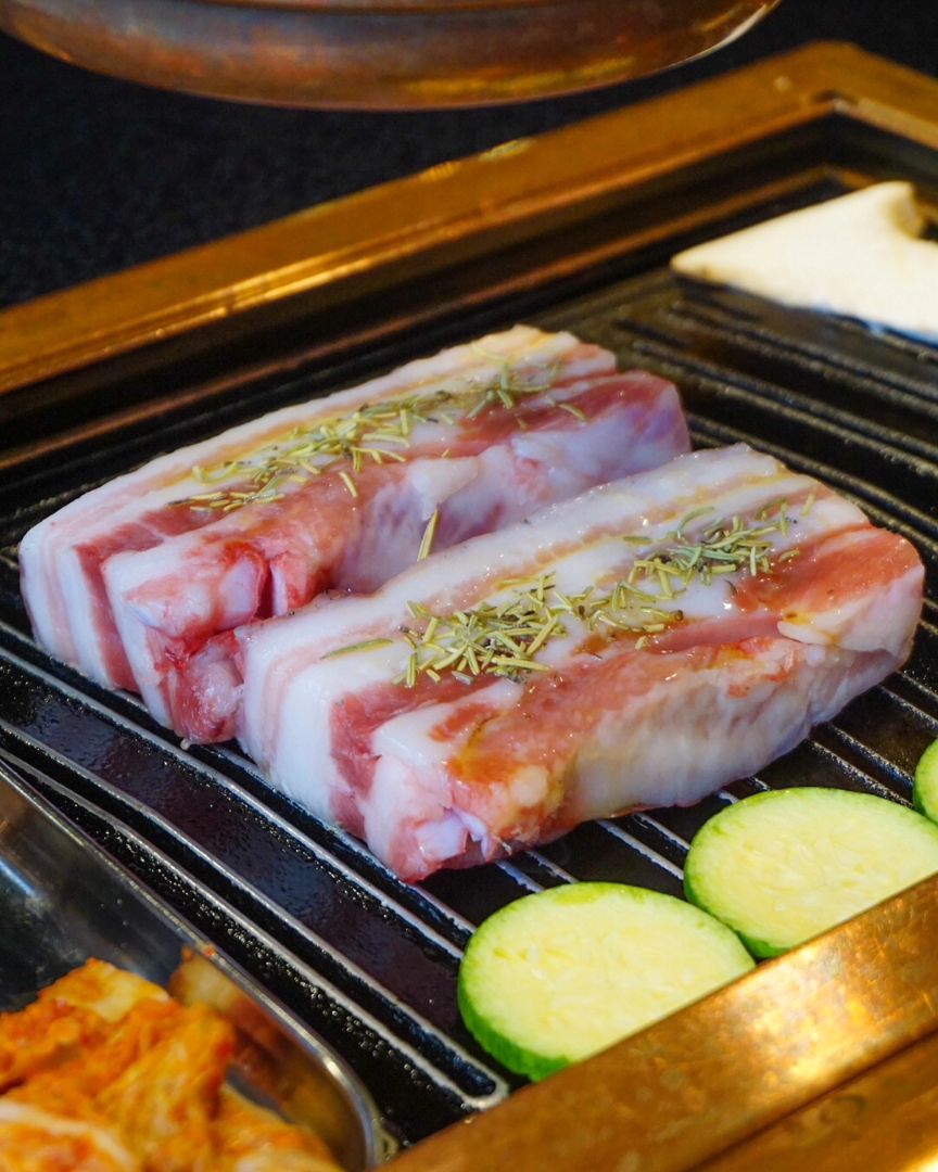 #제주옥탑수영점 #수영맛집 #수영역맛집 

제주옥탑 수영점에서 맛있는 흑돼지 먹고 왔어요🐽
수영역 5번 출구 앞 맛집으로 소문난 곳!
초대를 받고 시그니처 메뉴를 체험하고 왔어요☺️

✨️ 시그니처 A세트 ✨️

흑돼지 삼겹살 300g 또는 흑돼지 꽃목살 300g
껍데기 150g + 야채구이 (2인 커플 세트)

저는 제주옥탑 대표 흑돼지 삼겹살을 먹고 왔는데요!
스테이크 시즈닝, 히말라야 핑크솔트, 후추, 천일염 
4가지의 양념과 함께 하면 더 맛있답니다.

딱새우 된장찌개와 밥까지 주문해서 든든한 저녁
먹고 왔는데 모든 메뉴가 너무 맛있어서
재방문 의사 100%인 곳이에요🥰❗️❗️

💖 제주옥탑 수영점은 흑돼지고기 구이 전문점으로,
교차숙성 시킨 흑돼지의 품질을 제대로 느낄 수 있어요.
💖 본생갈비, 본삼겹, 숄더랙, 삼겹살, 꽃목살 등
다양한 메뉴가 준비되어 있다고 해요.

🎁 6월부터 시작하는 제주옥탑 수영점 이벤트🎁
✔️ 월요일 소주, 맥주 2,000원
✔️ 화요일 식사메뉴 1가지 제공
✔️ 수요일 식사 후 결제시 금액의 11% 할인
✔️ 매일 18시 전 입장 손님 3인분 주문 1인분 서비스

🚩 위치: 부산 수영구 감포로 100 2층
🚩 주차: 가게 뒷편 비스타동원 맞은 편 전용주차장

#부산고기집 #부산맛집 #부산고깃집 #부산흑돼지
#부산수영구맛집 #부산수영고기집 #부산수영맛집
#수영역맛집 #수영역고기집 #수영역고깃집
#민락동맛집 #부산민락동맛집 #부산민락동고기집
#오월의마지막날이야